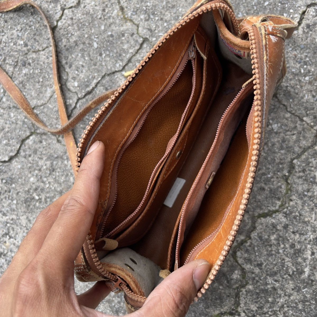 Dooney & Bourke Vintage 90s DOONEY & BURKE Leather Crossbody Bag Size ONE SIZE - 8 Thumbnail