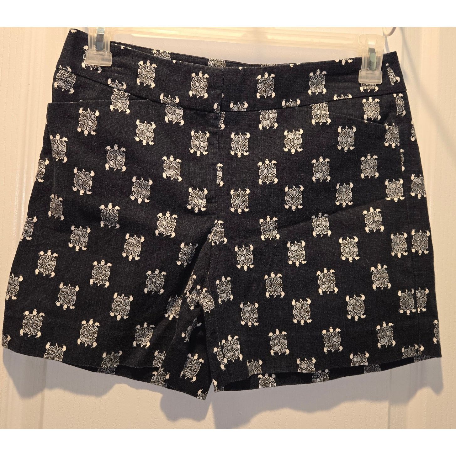 Loft Ann Taylor Loft turtle print The Riveria Short sz 2 Size 26" / US 2 / IT 38 - 1 Thumbnail