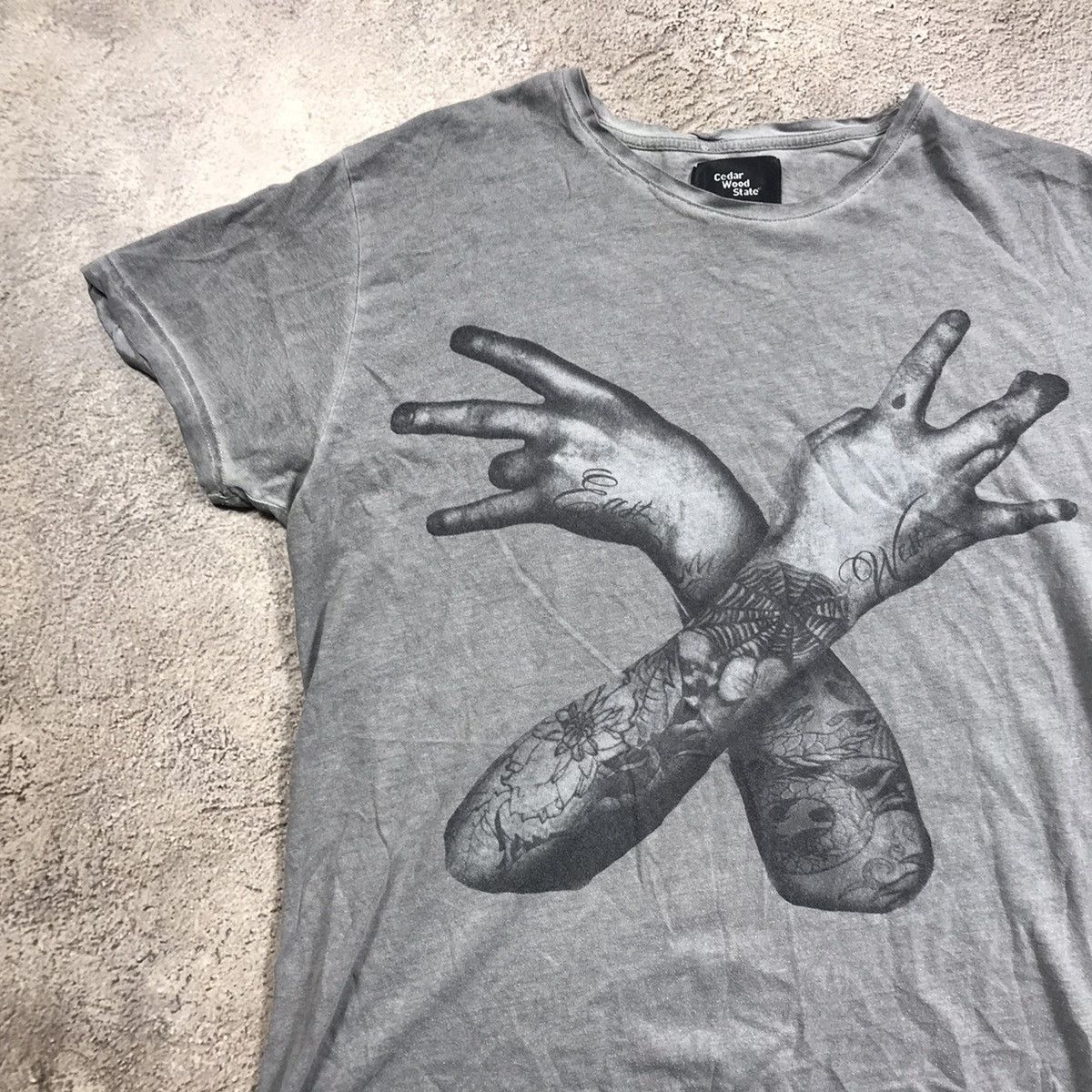 Vintage Vintage 90s Sun Faded Graphic Tee Tattoo Arms Streetwear M Size US M / EU 48-50 / 2 - 2 Thumbnail