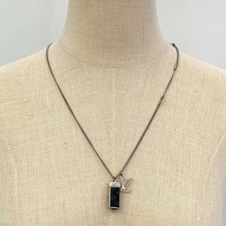Louis Vuitton Louis Vuitton Silver Reading Perfume Bottle Necklace Size ONE SIZE - 1 Thumbnail