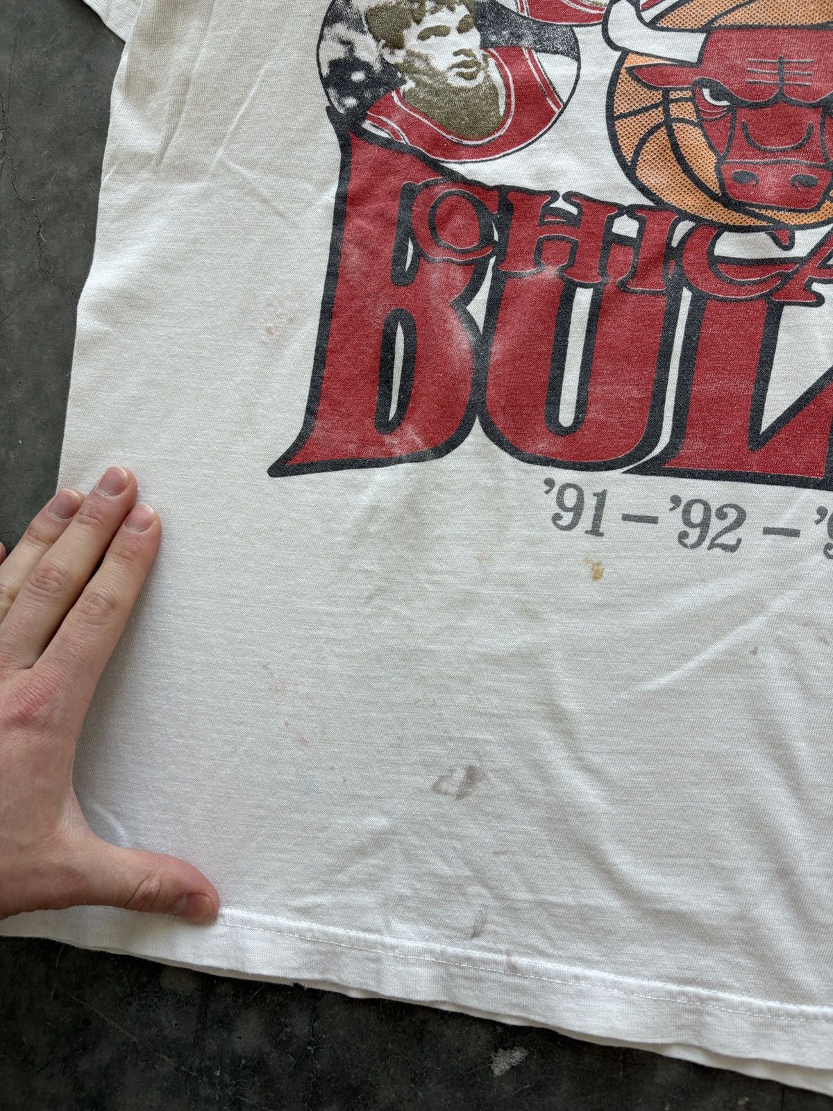 Vintage Vintage 90s Chicago Bulls Rap Tee 3 Peat Thrashed Boxy Fit Size US L / EU 52-54 / 3 - 6 Thumbnail