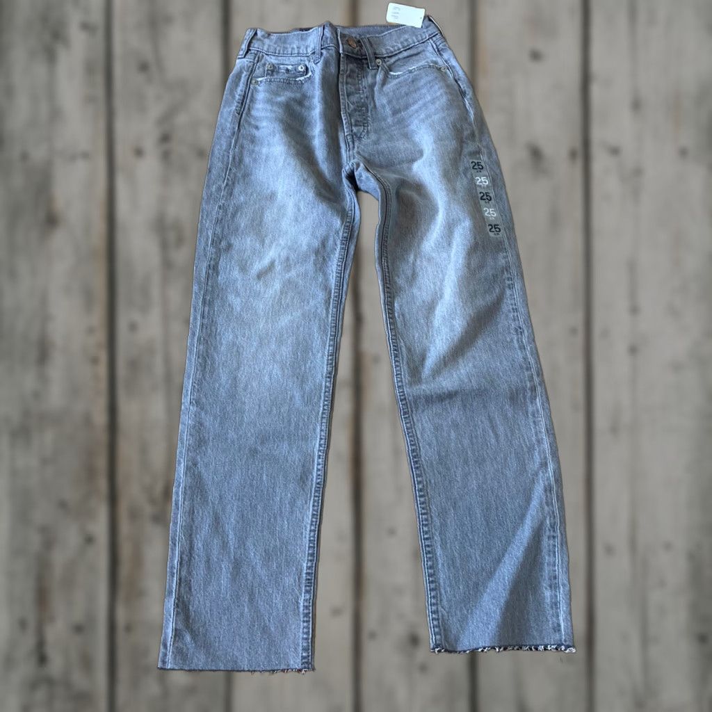 gap NWT Women’s jeans Size 25 grey cheeky straight high Rise