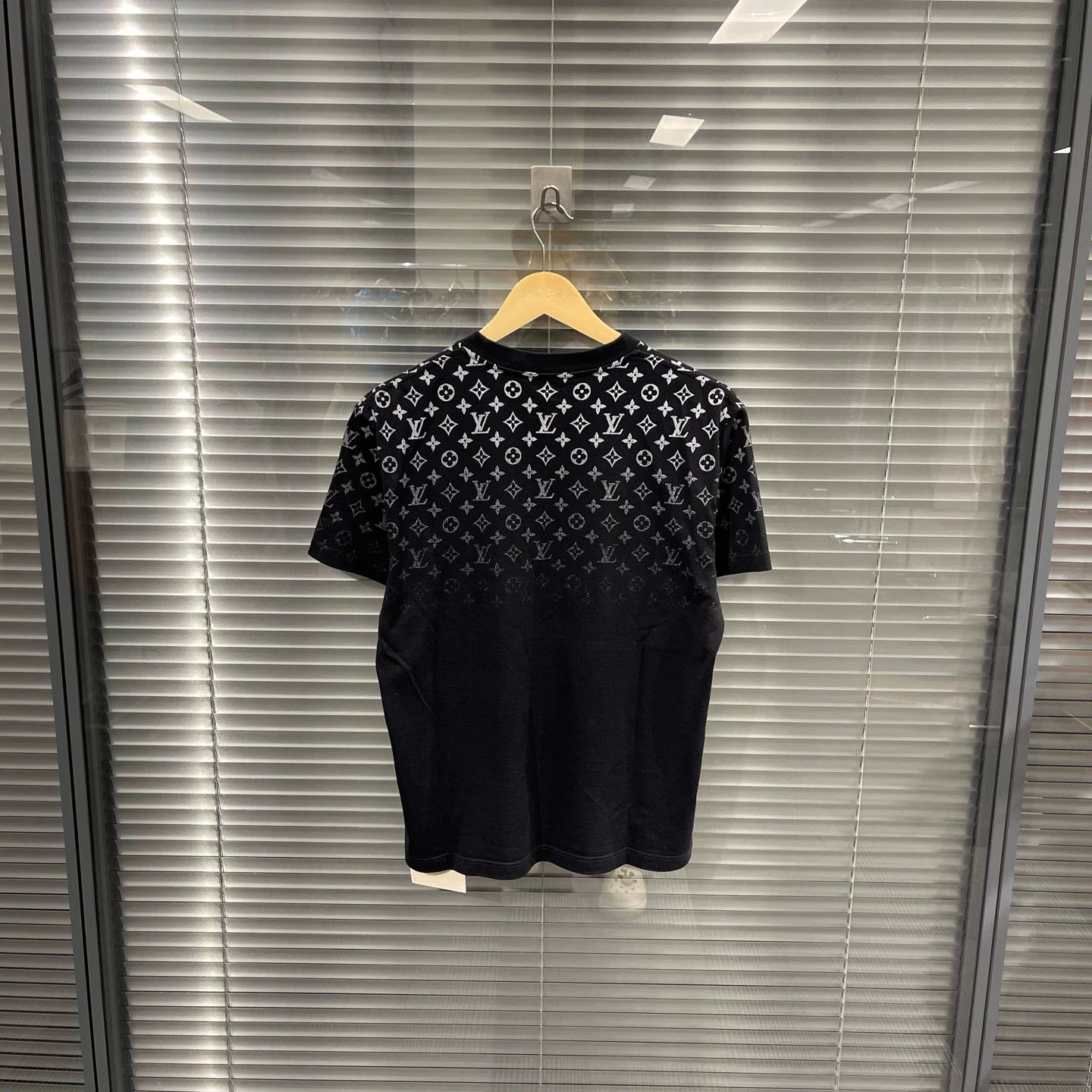 Louis Vuitton LV 24ss Black Gradient Short Tee XS Like New Size US XS / EU 42 / 0 - 2 Thumbnail