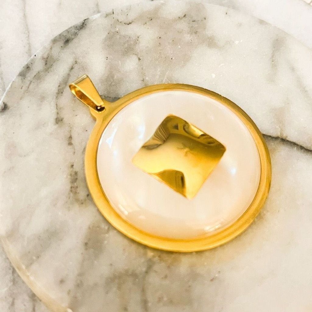 Vintage Vintage Pearlescent White Lucite Pendant Gold Toned Size ONE SIZE - 4 Thumbnail