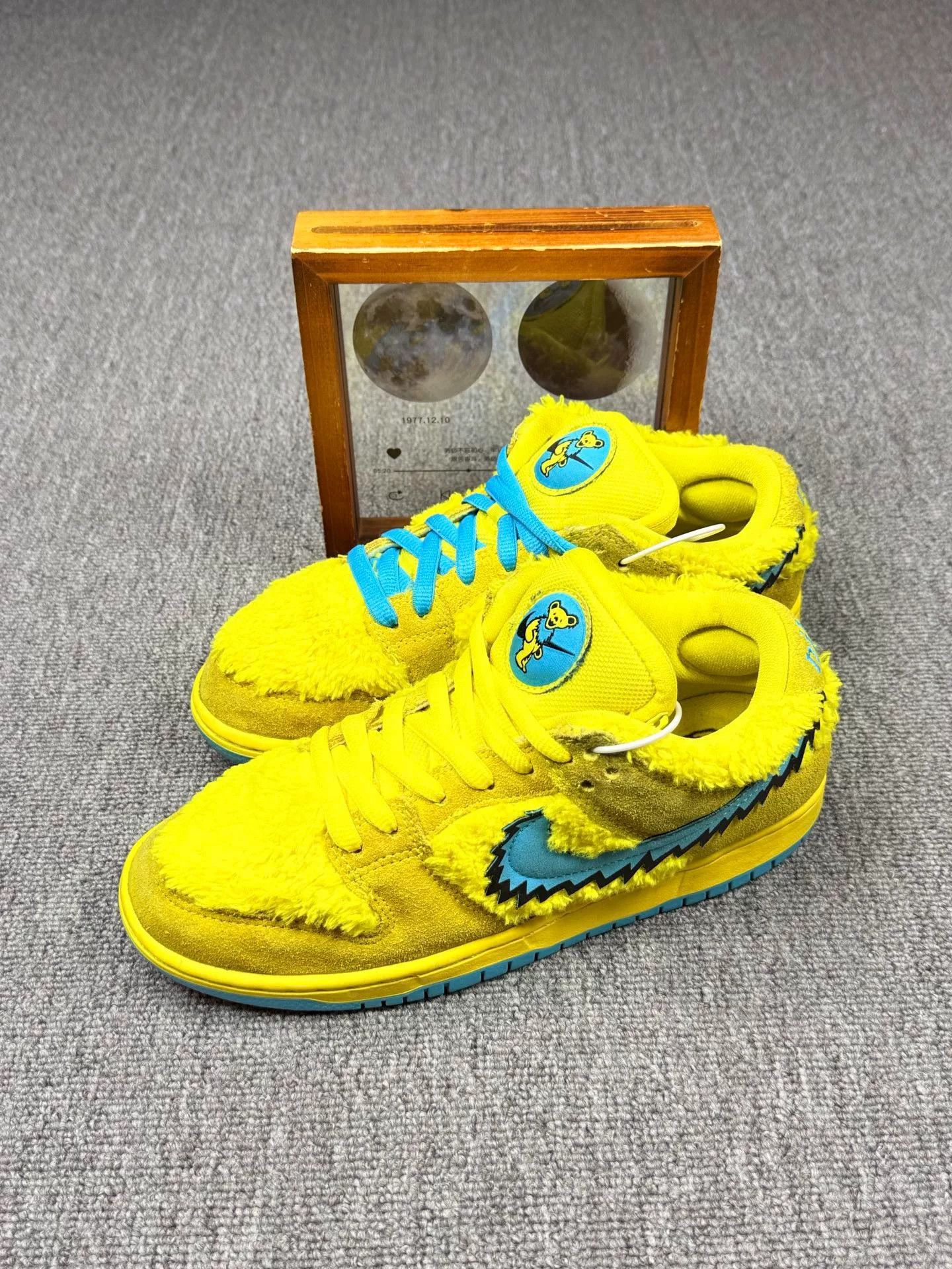 Nike Nike DUNK SB Yellow Lowtop Sneakers 8 Men Size US 8 / EU 41 - 1 Thumbnail