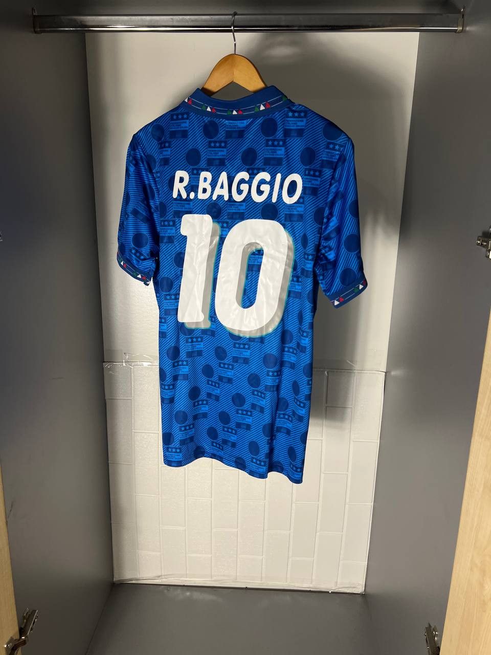 Vintage VERY RARE DIADORA ITALY RETRO SOCCER JERSEY BAGGIO 10 90s Size US L / EU 52-54 / 3 - 9 Thumbnail