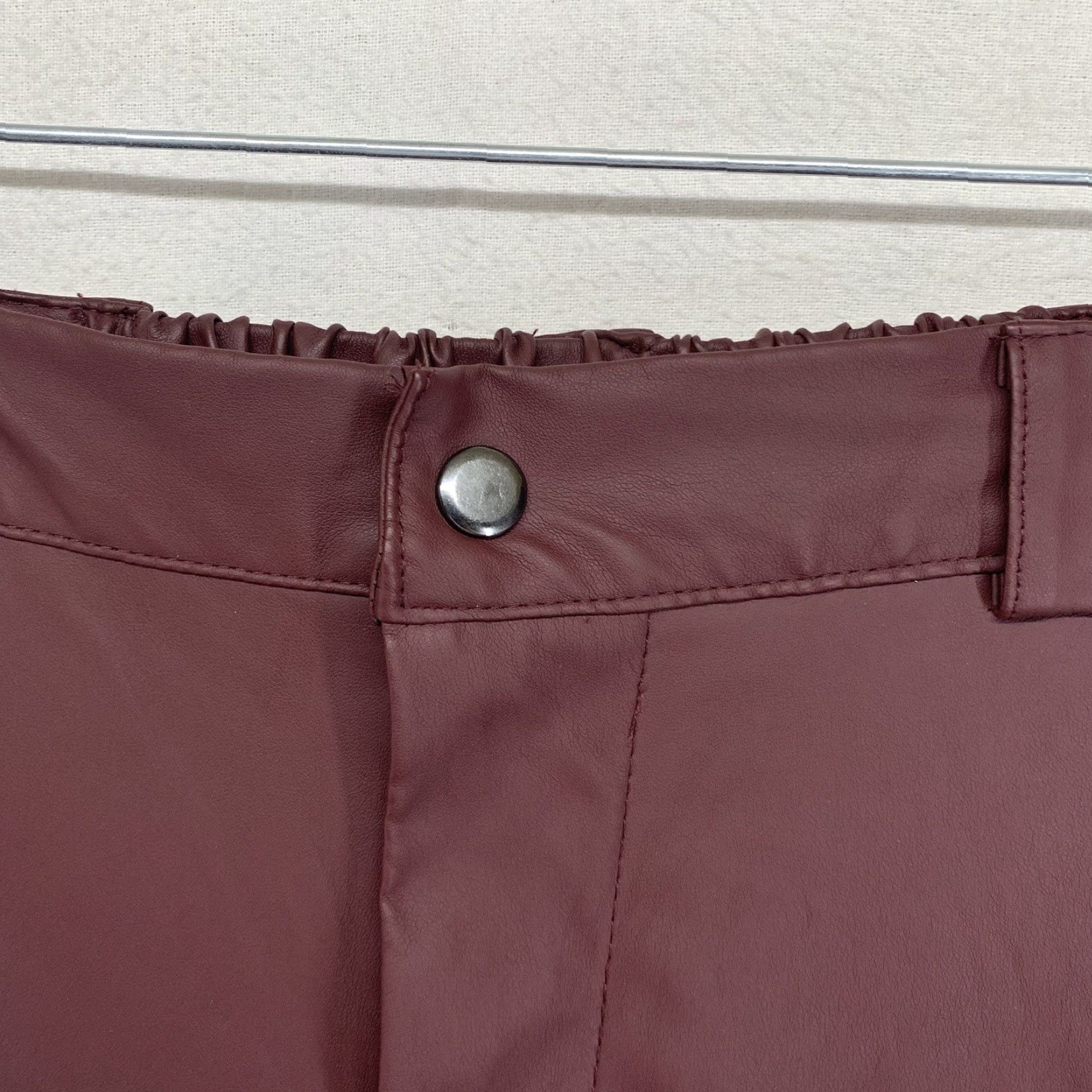 Vintage VINTAGE American Bazi Women's Faux Leather Joggers Tapered Slim Fit Burgundy Size Small Inseam 29" Party Business Size 28" / US 6 / IT 42 - 6 Thumbnail
