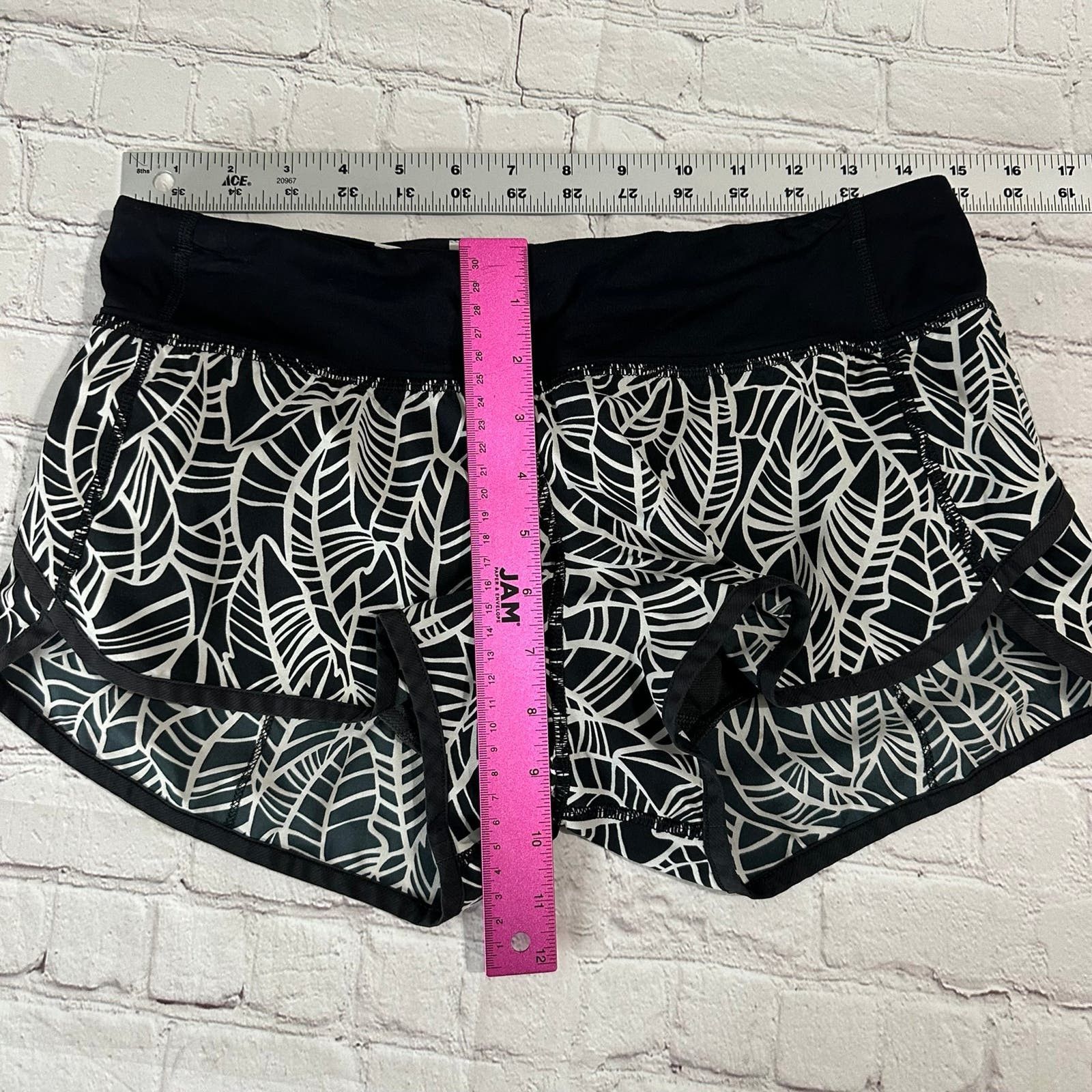 Lululemon lululemon shorts size 6 Size 28" / US 6 / IT 42 - 7 Thumbnail