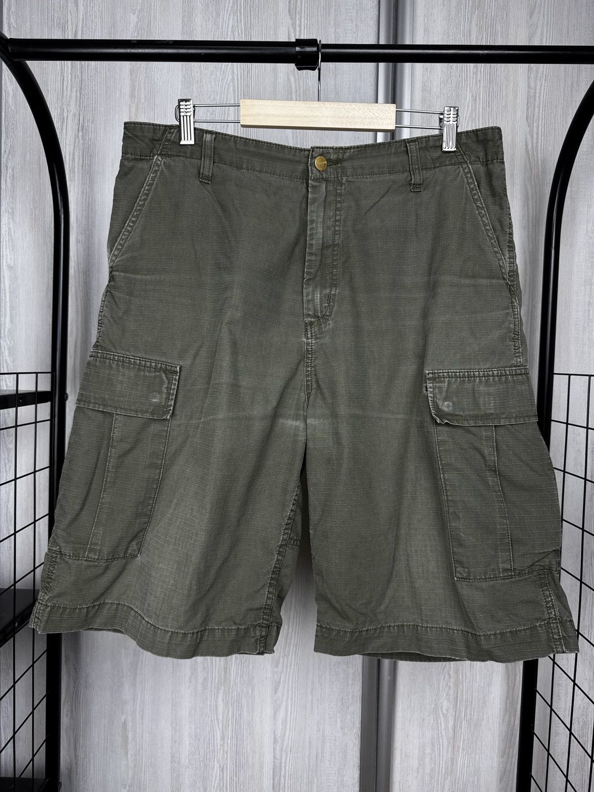 Carhartt Wip Carhartt WIP faded distressed khaki green cargo shorts Size US 32 / EU 48 - 2 Thumbnail