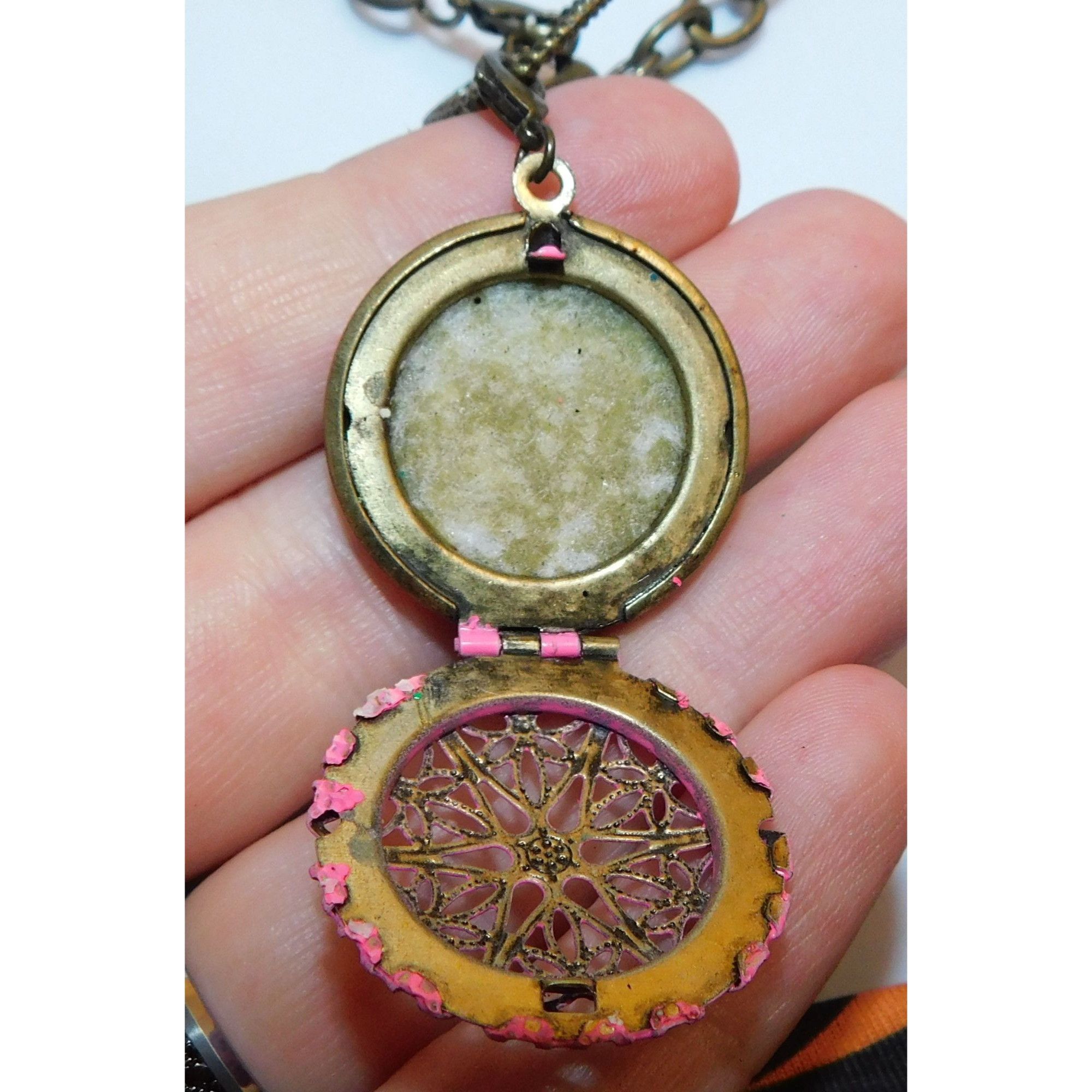 Other Floral Filigree Locket Necklace Gold Tone With Pink Enamel Size ONE SIZE - 4 Thumbnail