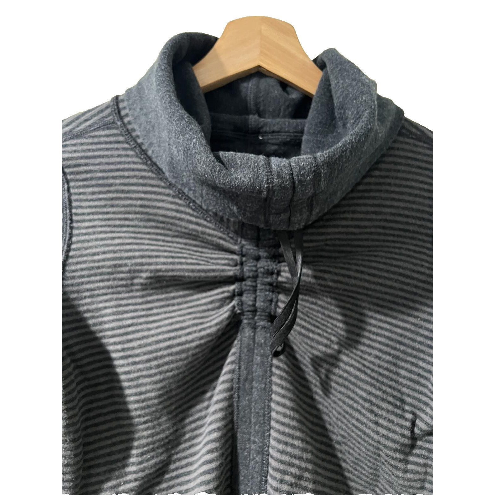 Lululemon Lululemon Cinch Reversible Long Sleve Striped Size 4 A001359 Size S / US 4 / IT 40 - 11 Thumbnail