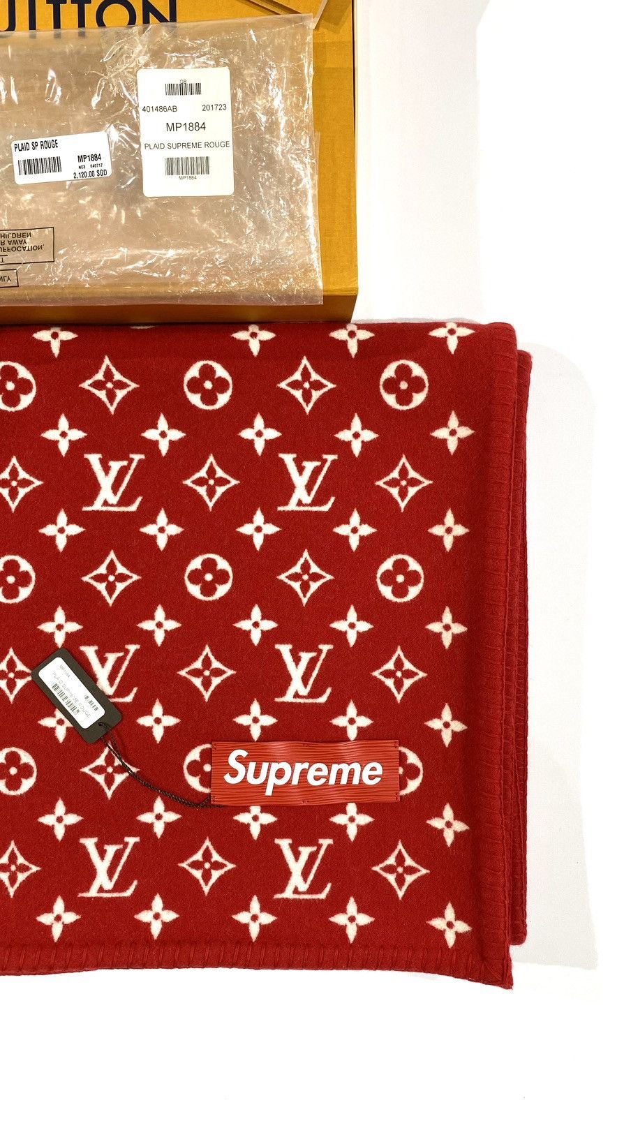 Louis Vuitton × Supreme Louis Vuitton X Supreme Blanket Red Monogram Size ONE SIZE - 3 Thumbnail
