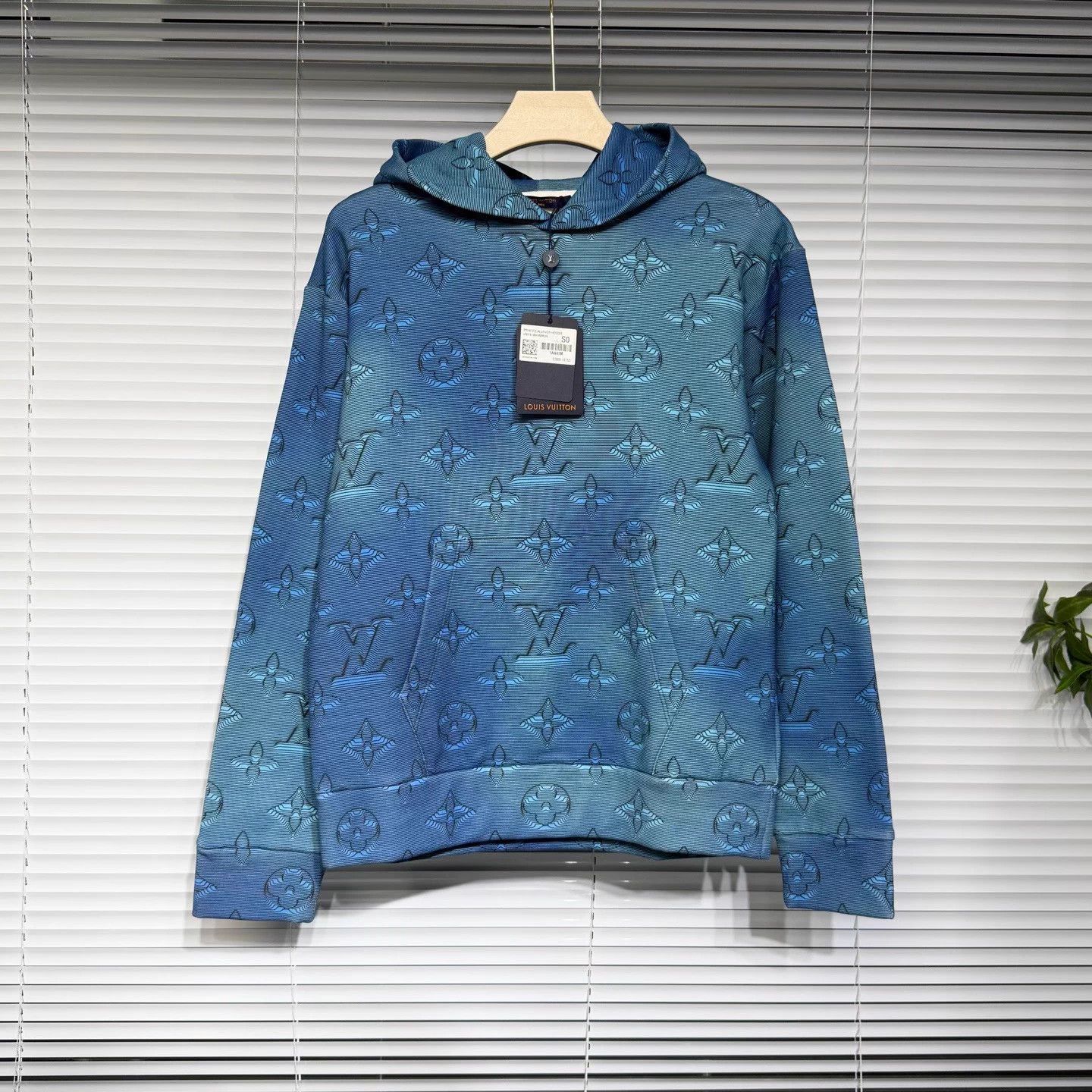 Louis Vuitton LV 2054 Gradient Monogram Hoodie S Blue Size US S / EU 44-46 / 1 - 1 Thumbnail