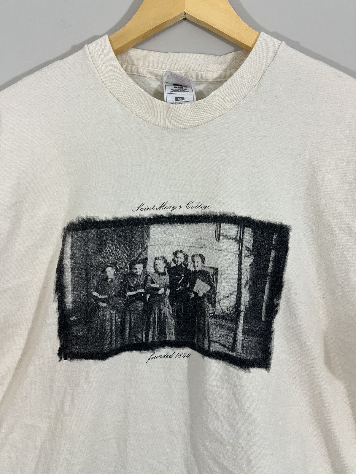 Vintage Vintage College Black White Photo Graphic University Tee Size US XL / EU 56 / 4 - 2 Thumbnail