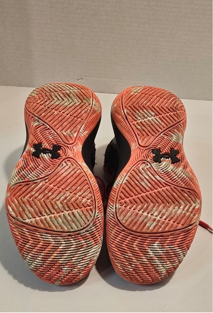 Under Armour Under Armor Girls shoes size 3.5y Size US 6 / IT 36 - 5 Thumbnail