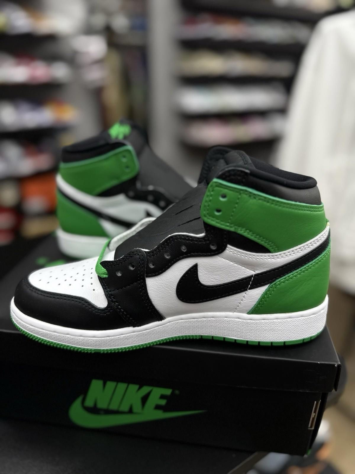 Jordan Brand Nike Air Jordan 1 Retro High OG "Lucky Green" (GS) 6Y/7.5W Size US 6 / EU 39 - 4 Thumbnail