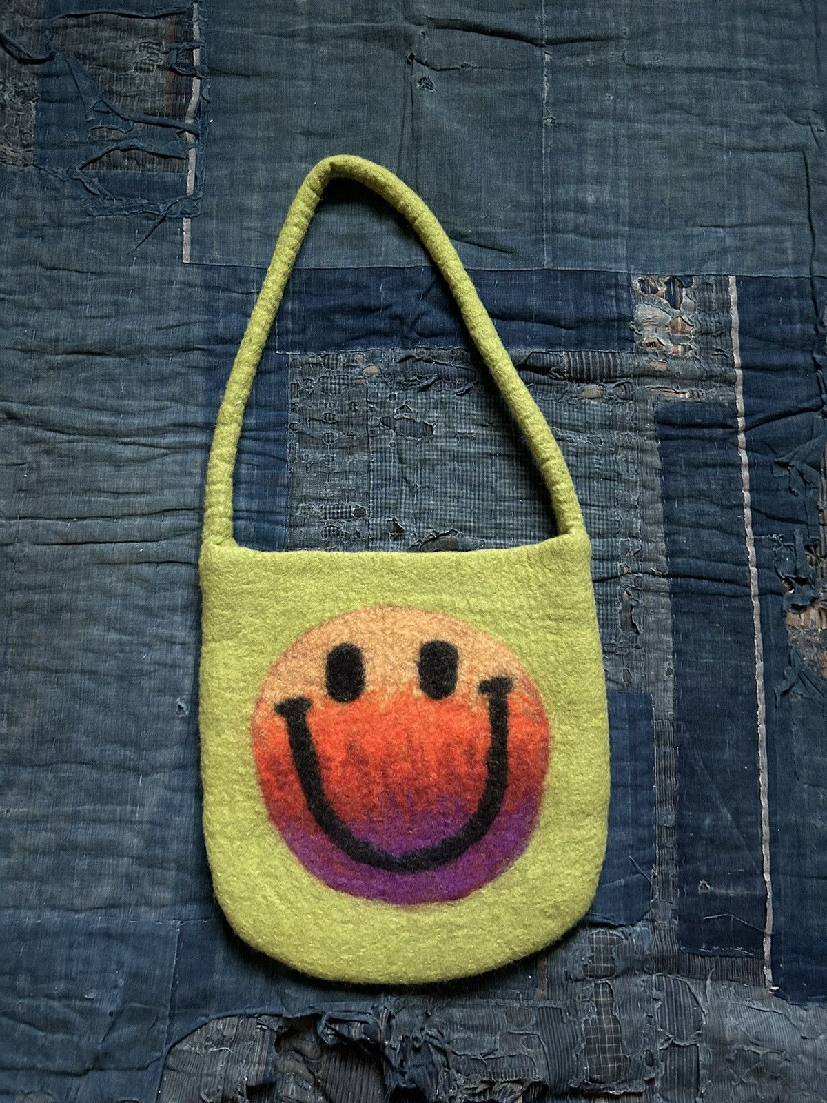 Kapital smiley felt bag