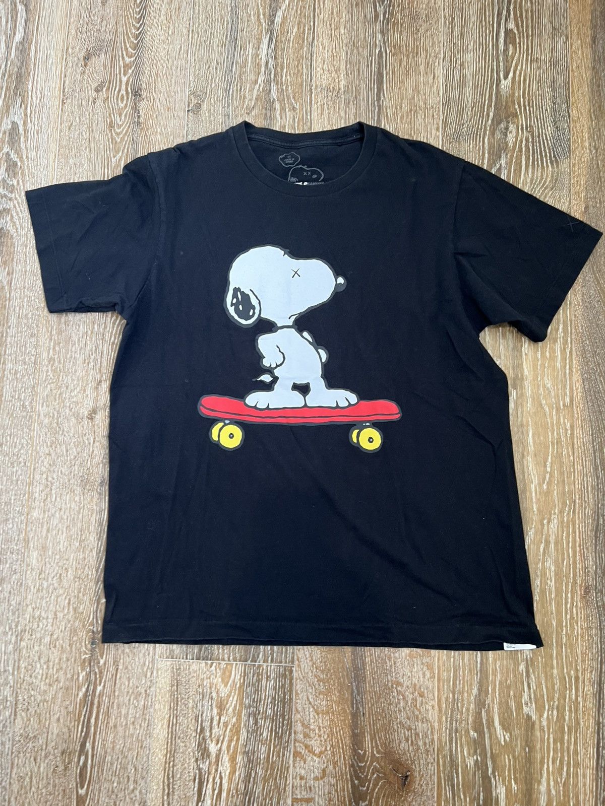 Kaws × Uniqlo Kaws uniqlo snoopy peanuts skateboard tee Size US XL / EU 56 / 4 - 1 Thumbnail