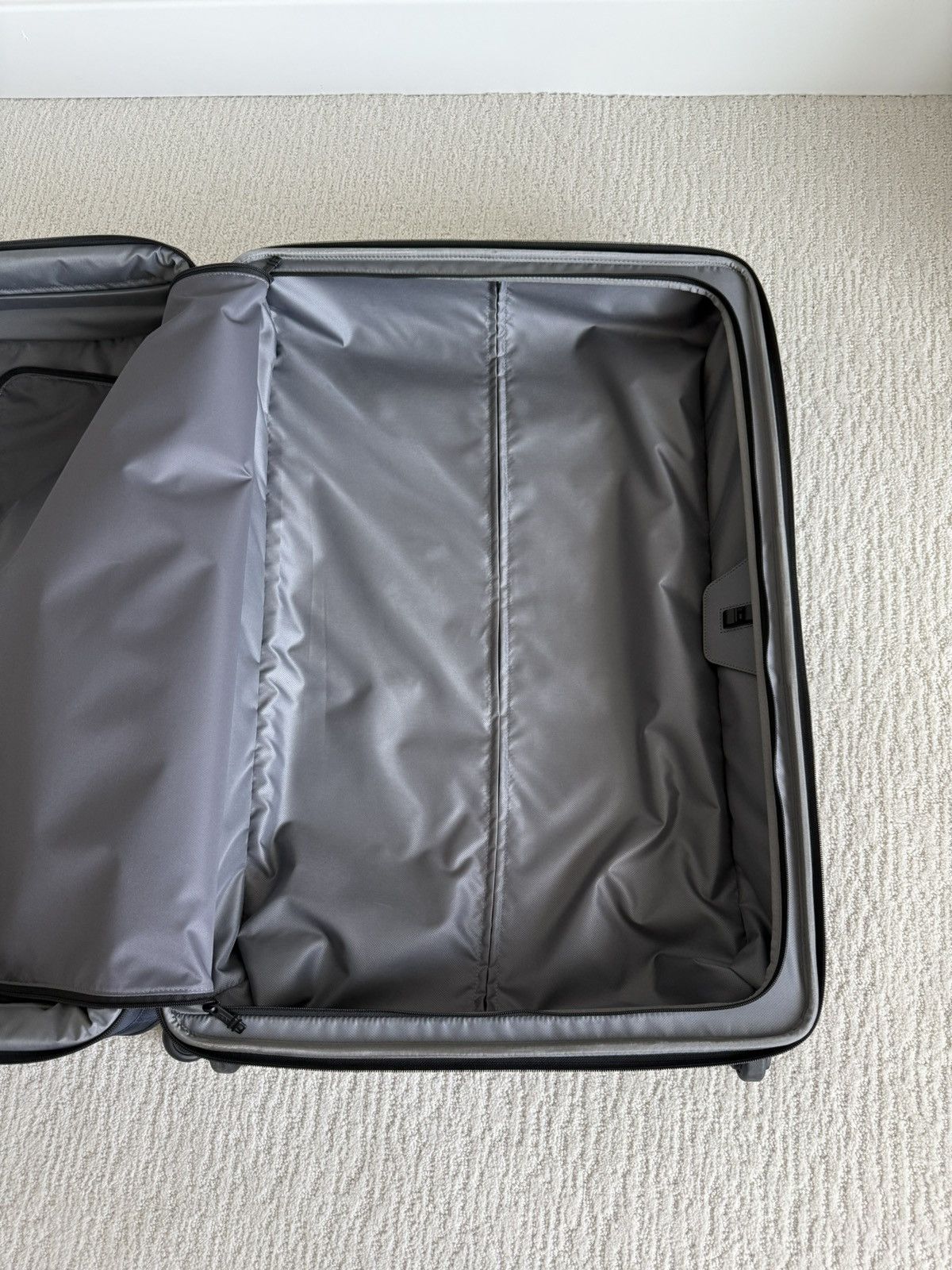 Tumi NWT Tumi Extended Trip Expandable 4 wheel suitcase $1350 Size 32 - 19 Thumbnail