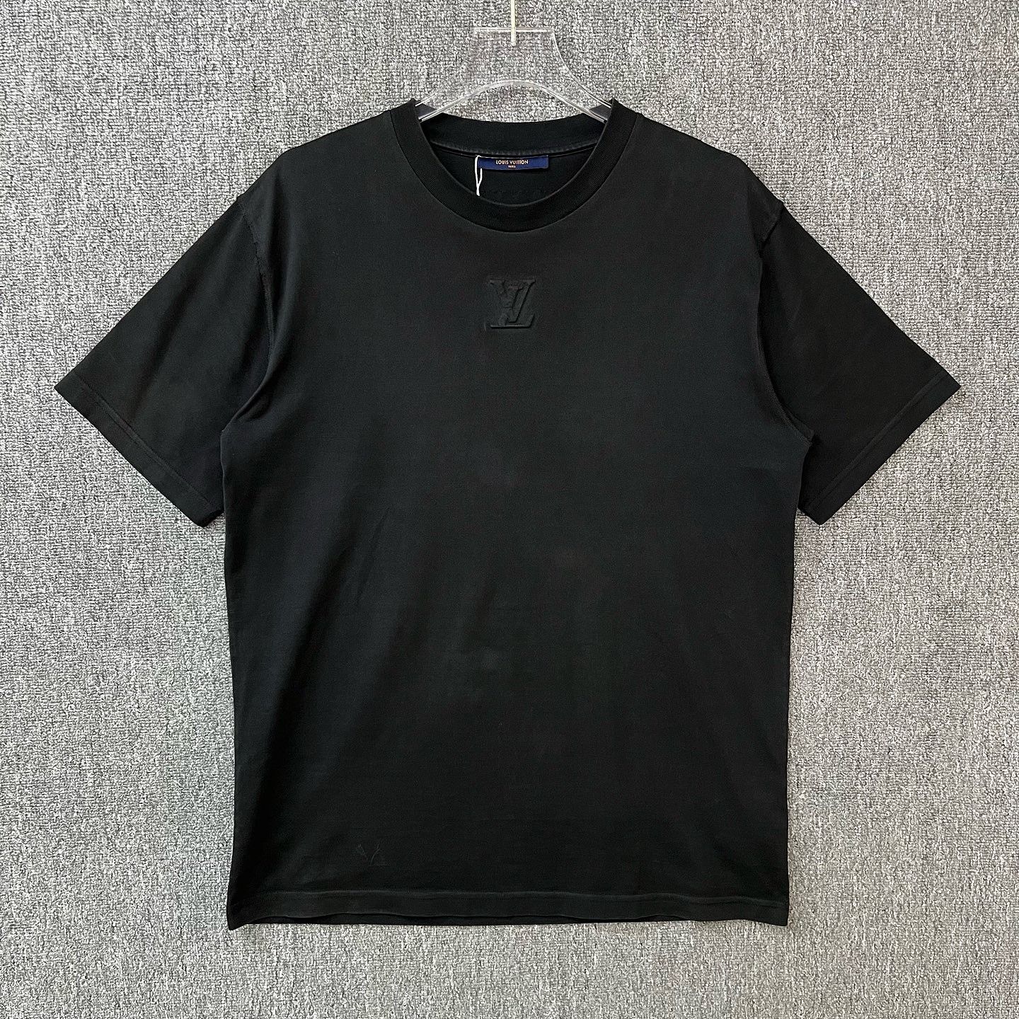 Louis Vuitton Louis Vuitton Embossed Logo T-Shirt Size XL Size US XL / EU 56 / 4 - 1 Thumbnail