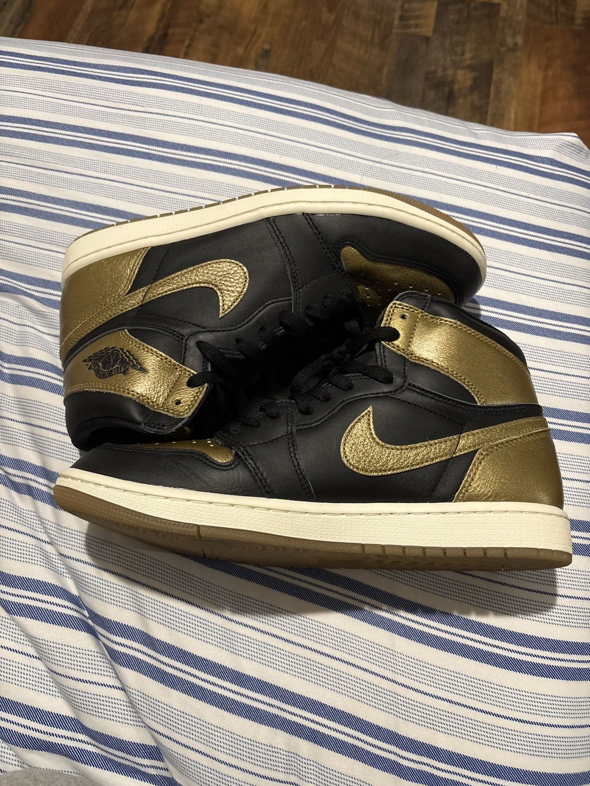 Jordan Brand Air Jordan 1 Retro High OG Metallic Gold Size US 10 / EU 43 - 1 Thumbnail