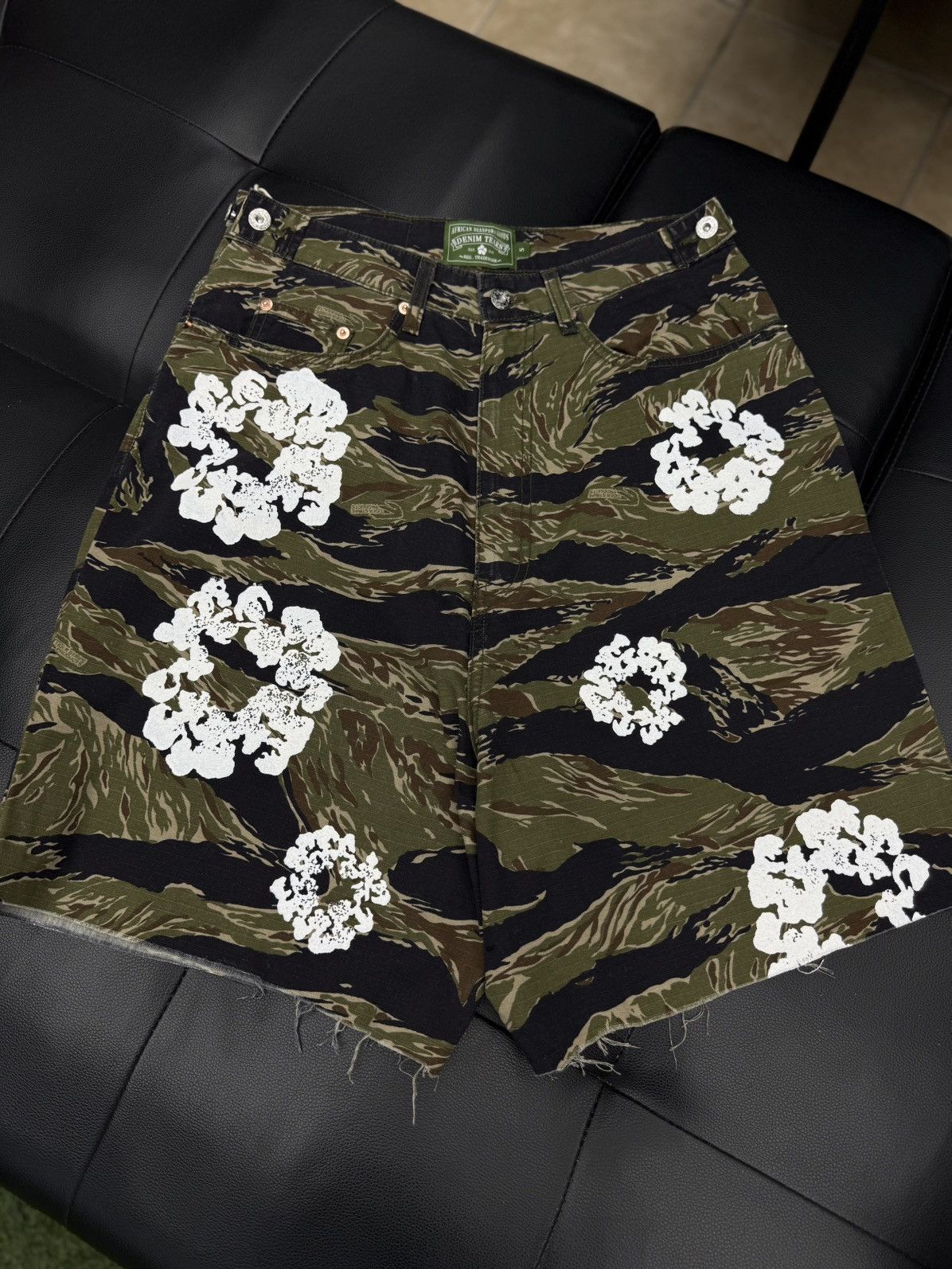 DENIM TEARS Cotton Wreath Shorts Green XL | Grailed