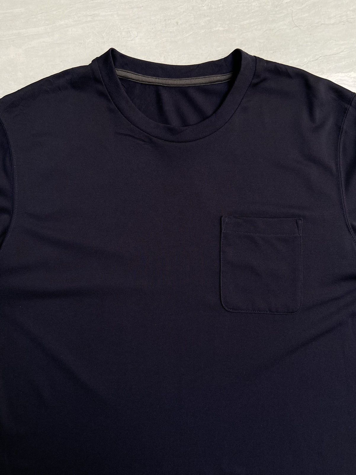 Uniqlo UNIQLO Navy T-Shirt Size US S / EU 44-46 / 1 - 8 Thumbnail
