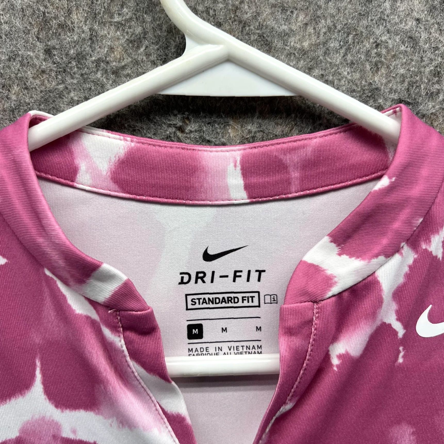 Nike Nike Shirt Women Medium Pink Dri Fit Short Sleeve V-Neck Pullover Regular Fit Nike Shirt Ladies Medium Pink All Seasons Casual Size M / US 6-8 / IT 42-44 - 5 Thumbnail