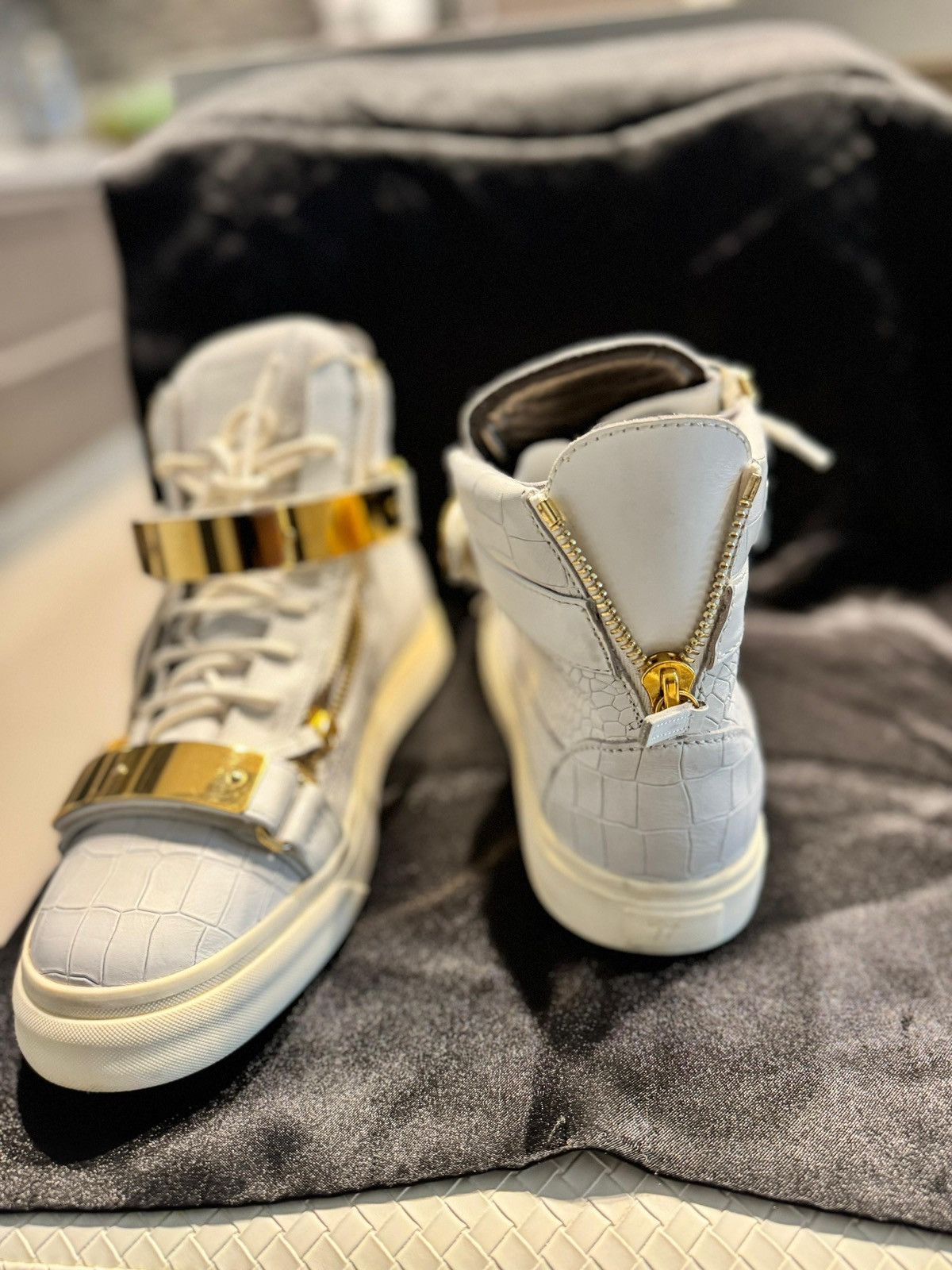 Giuseppe Zanotti Giuseppe Zanotti White High-Top Sneakers with Gold Hardware Size US 10.5 / EU 43-44 - 6 Thumbnail