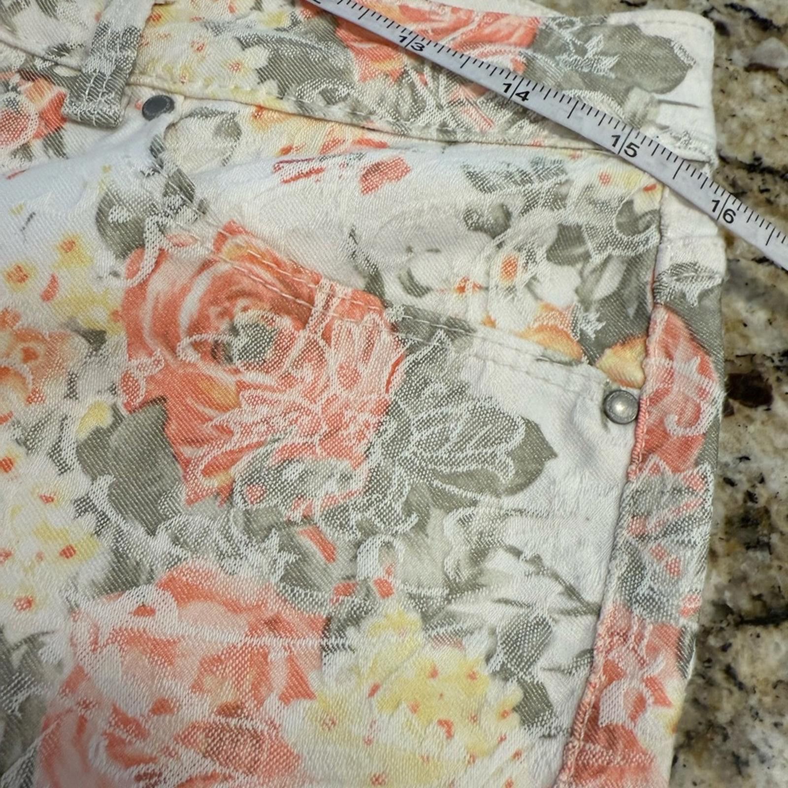 Charter Club Charter Club Bristol Cream floral cropped jeans SZ 10 petite Size 32" / US 10 / IT 46 - 11 Thumbnail
