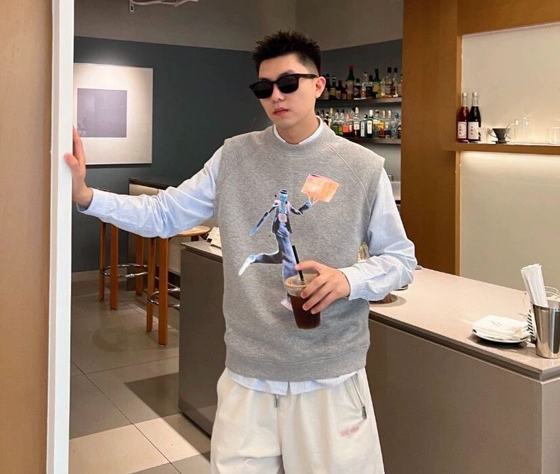 Louis Vuitton Louis Vuitton Grey neon character printed cotton crewneck Size US L / EU 52-54 / 3 - 9 Thumbnail