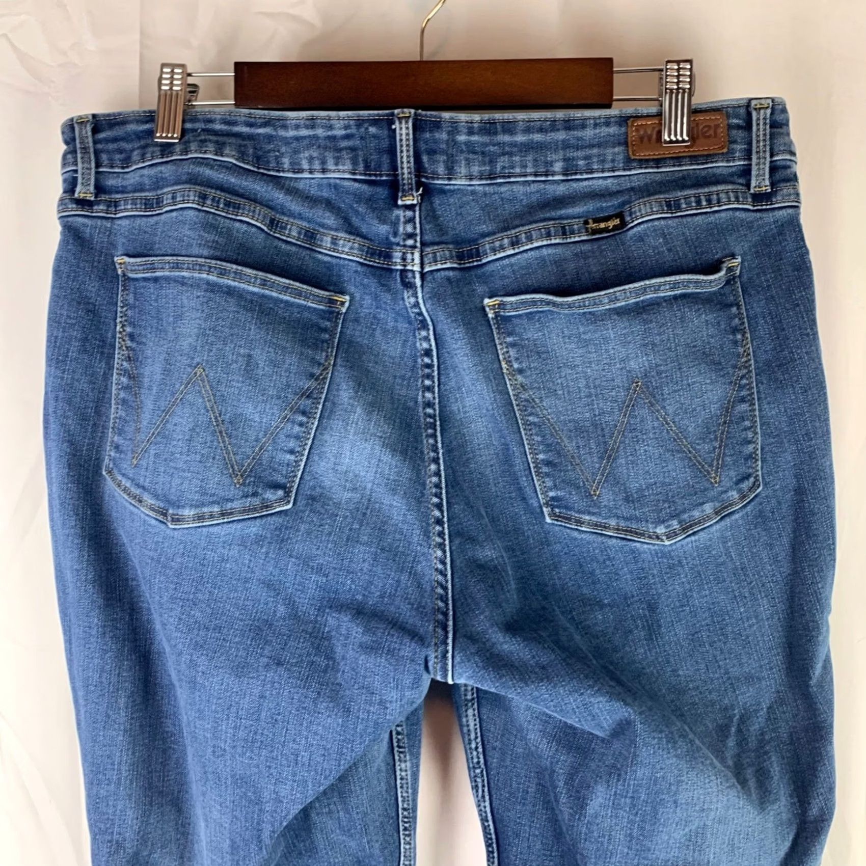 Wrangler Wrangler Jeans Womens 18W 30in Blue High Rise True Straight Stretch Medium Wash Jeans Size 40" / US 18 - 6 Thumbnail