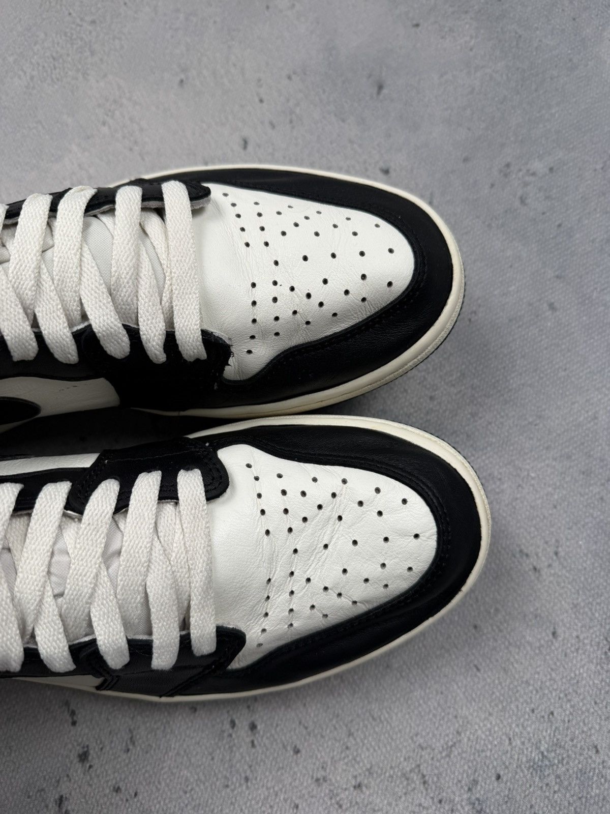 Jordan Brand Air Jordan 1 Retro High OG Dark Mocha Black White 2020 Men’s Size US 9.5 / EU 42-43 - 17 Thumbnail