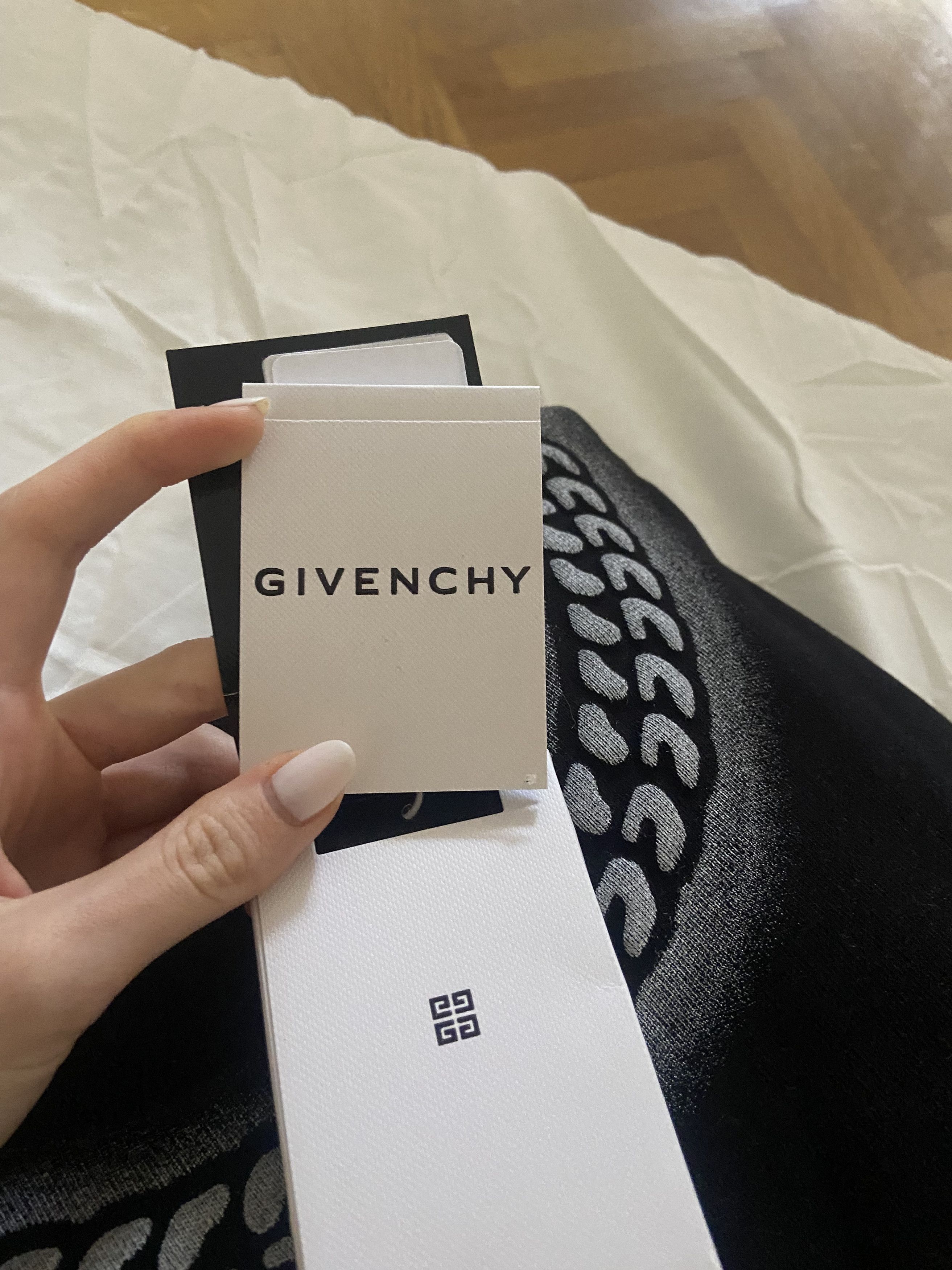 Givenchy Givenchy Tag Effect Embossed Chain Collar Sweatshirt Size US S / EU 44-46 / 1 - 7 Thumbnail