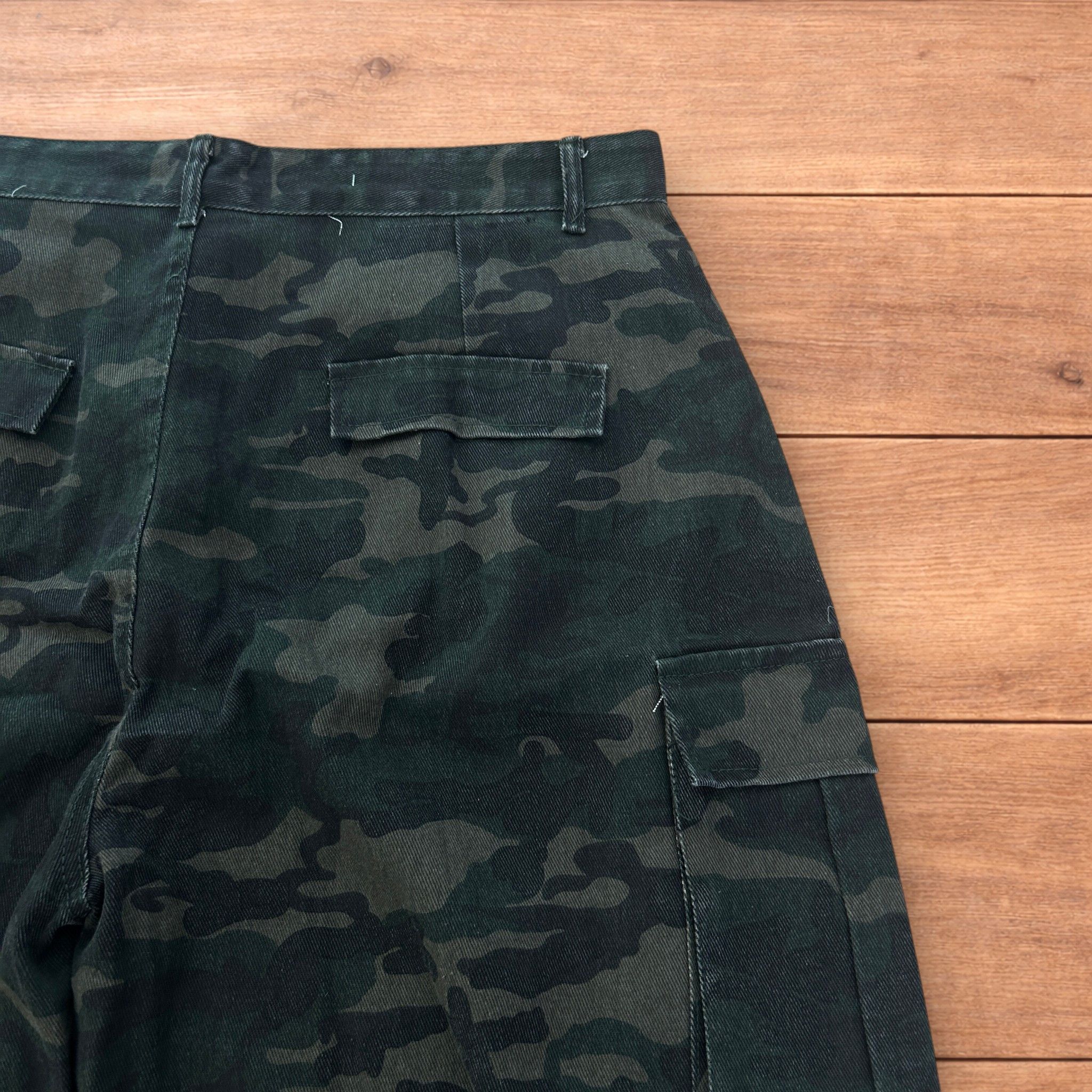 Japanese Brand Super baggy wide leg cargo shorts jorts in army camo. Size US 36 / EU 52 - 4 Thumbnail