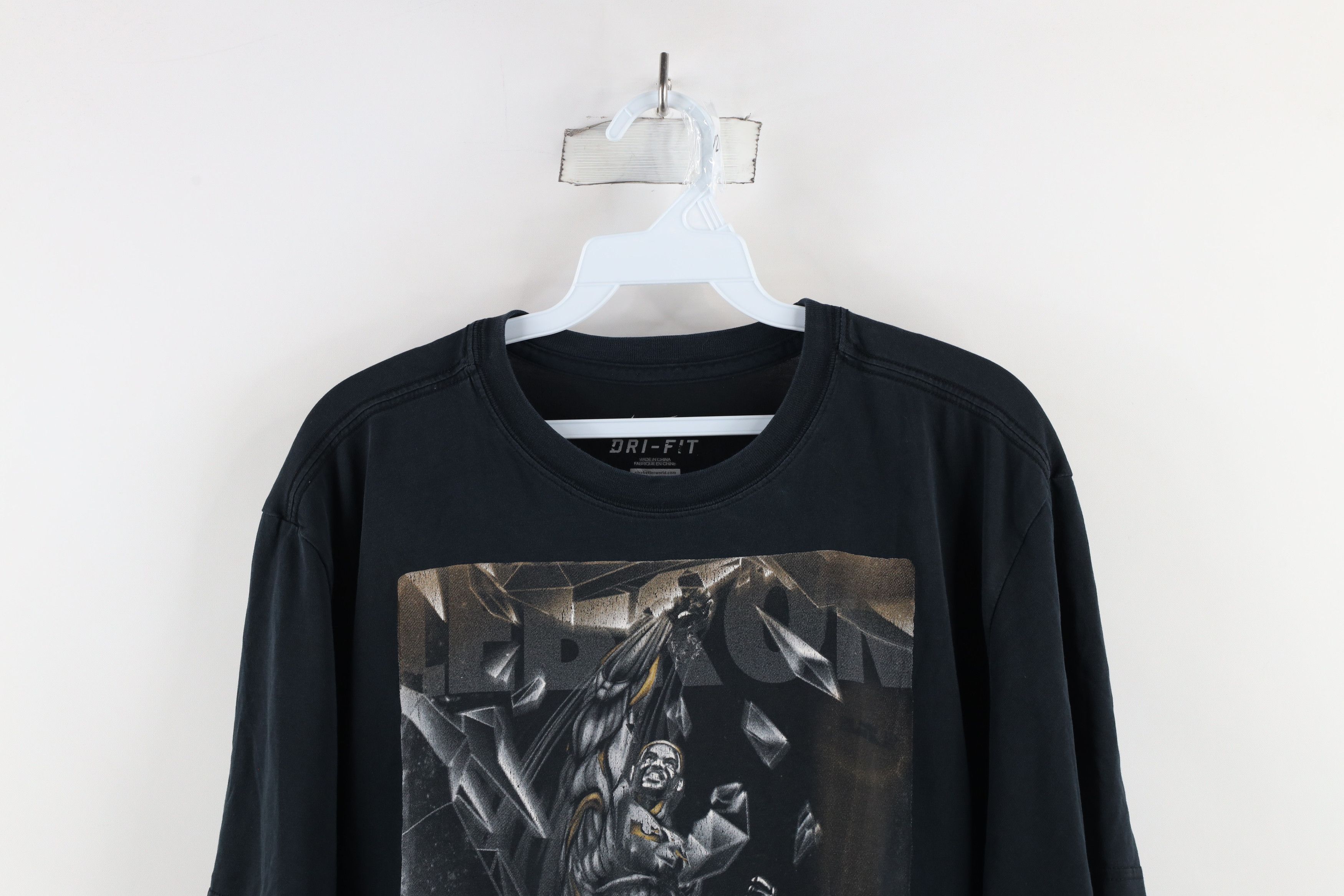 Nike × Vintage Vintage Nike Superhero Lebron James Basketball T-Shirt Black Size US XL / EU 56 / 4 - 2 Thumbnail