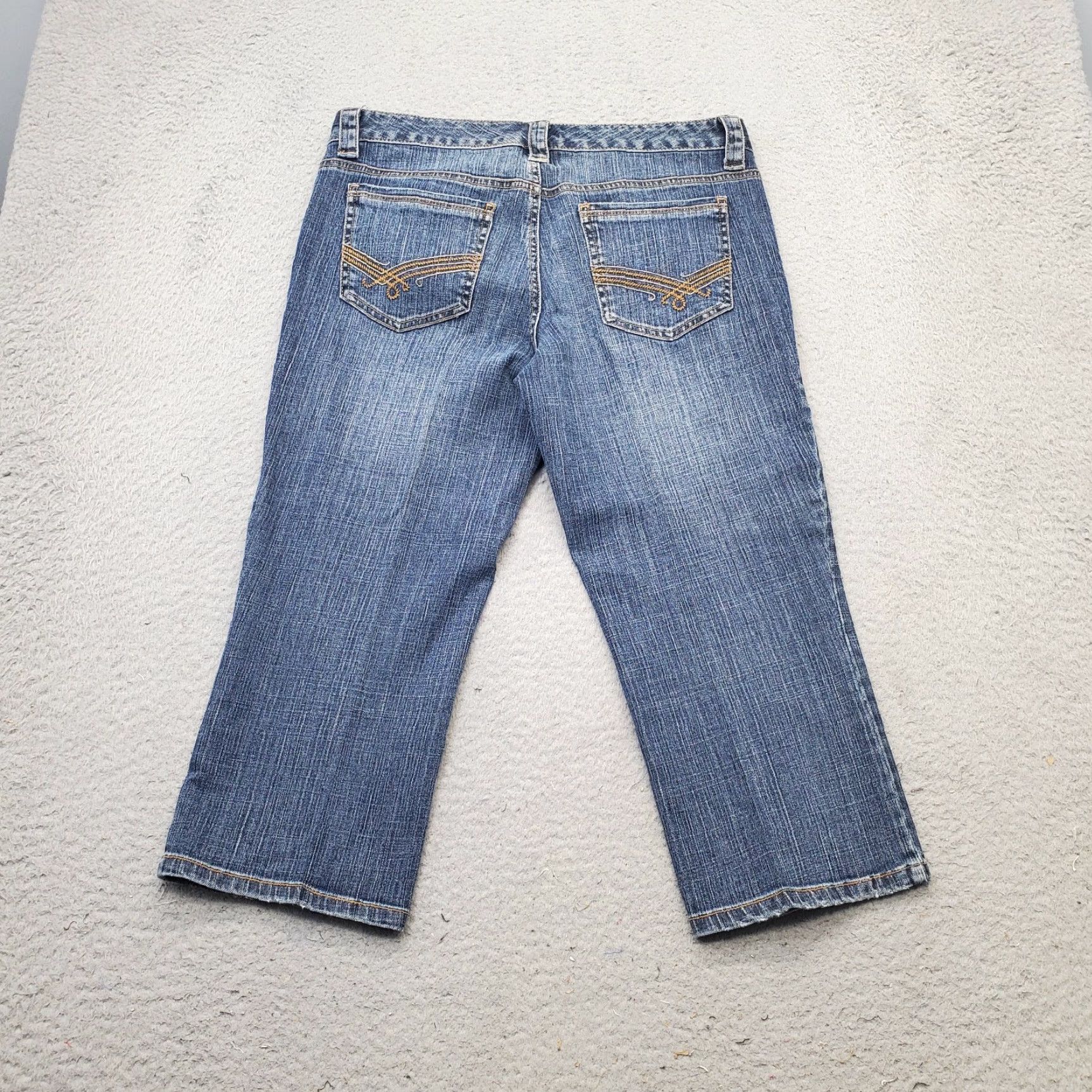 Tommy Hilfiger Tommy Hilfiger Capri Jeans Women 6 Blue Denim Whiskered Medium Wash Straight Leg jeans Women 6 Blue Denim Capri Whiskered Medium Wash Straight Leg Size 28" / US 6 / IT 42 - 2 Thumbnail
