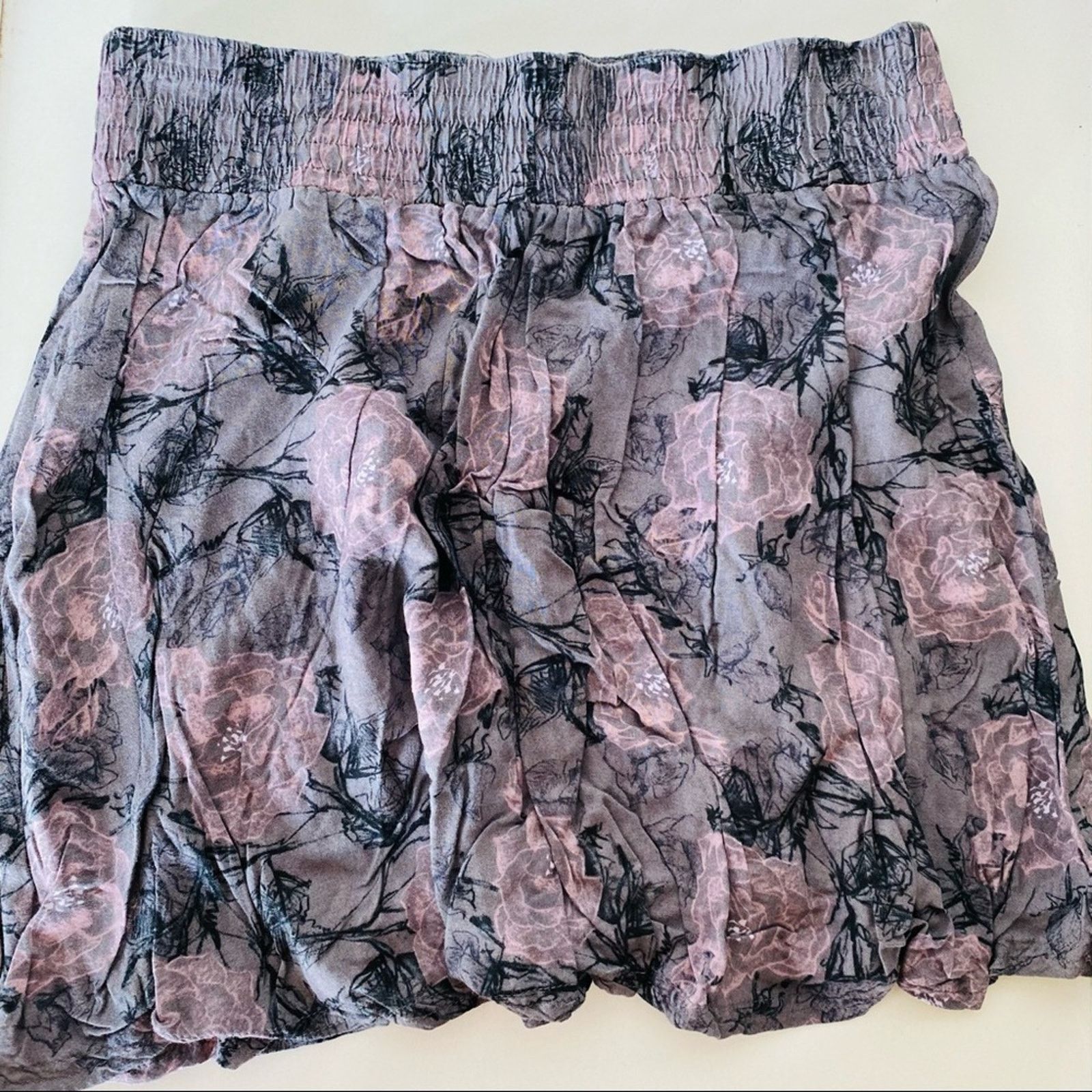 Vintage VINTAGE Y2K Grey Pink Floral Mini Skirt High Or Low Rise Size 30" / US 8 / IT 44 - 7 Thumbnail