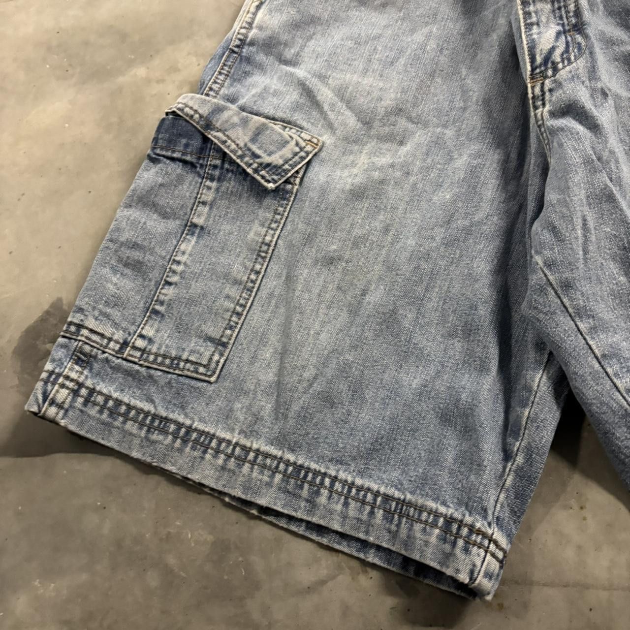 Vintage Crazy Vintage Y2K/2000s Baggy Light Wash Streetwear Skater Cargo Jorts! Size 36 Size US 36 / EU 52 - 3 Thumbnail