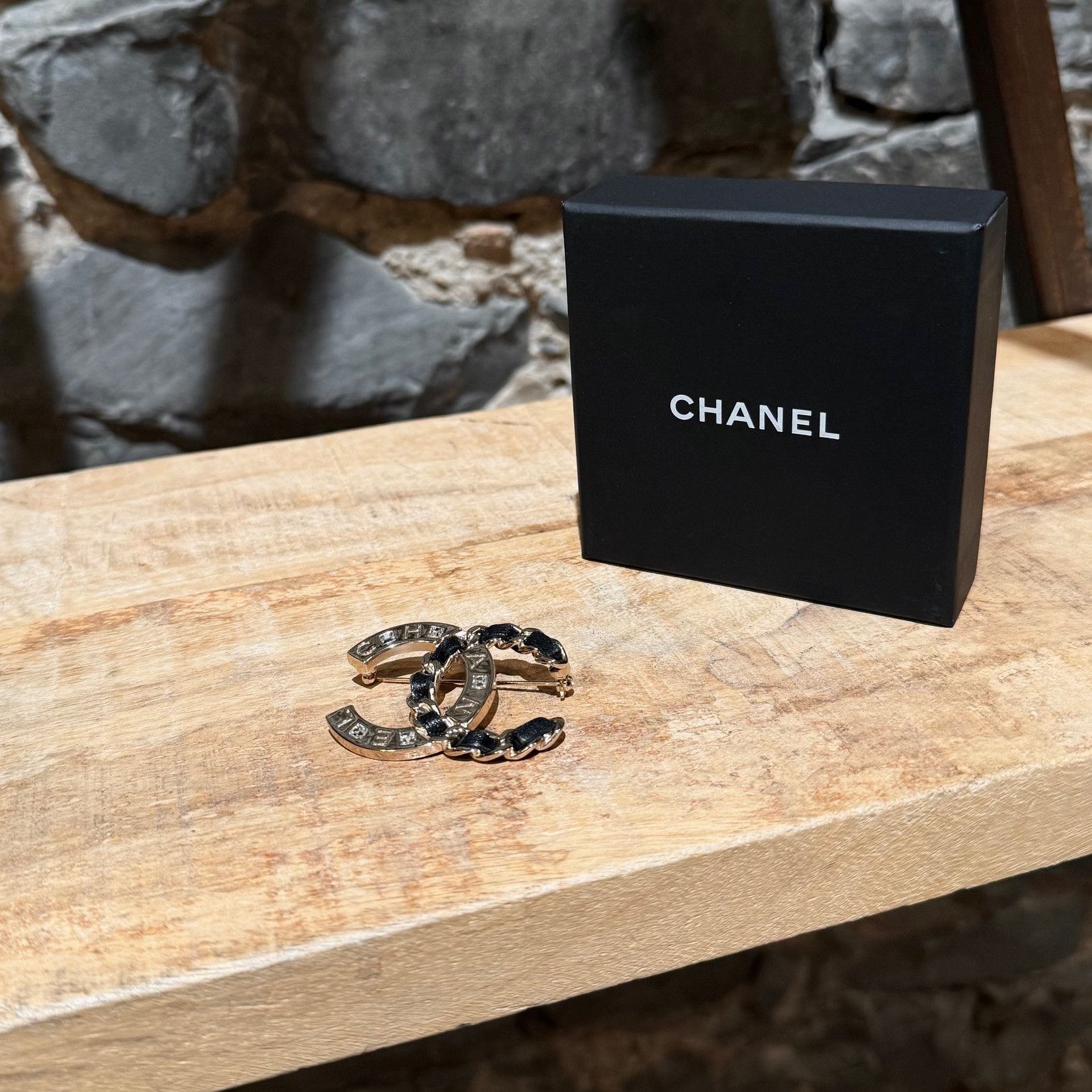 Chanel Chanel 2019 Crystal Chain Logo Gold CC Brooch Size ONE SIZE - 1 Thumbnail