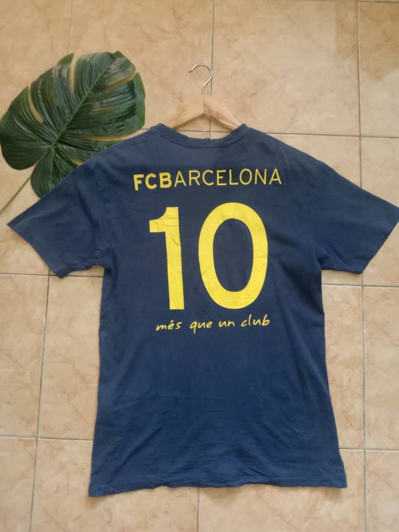 Vintage FC Barcelona Soccer Y2K Messi mes que un club Size US L / EU 52-54 / 3 - 6 Thumbnail