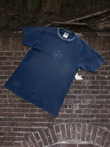 Nike × Vintage Vintage Style Nike T Shirt Center Logo Style Size US S / EU 44-46 / 1 - 1 Thumbnail