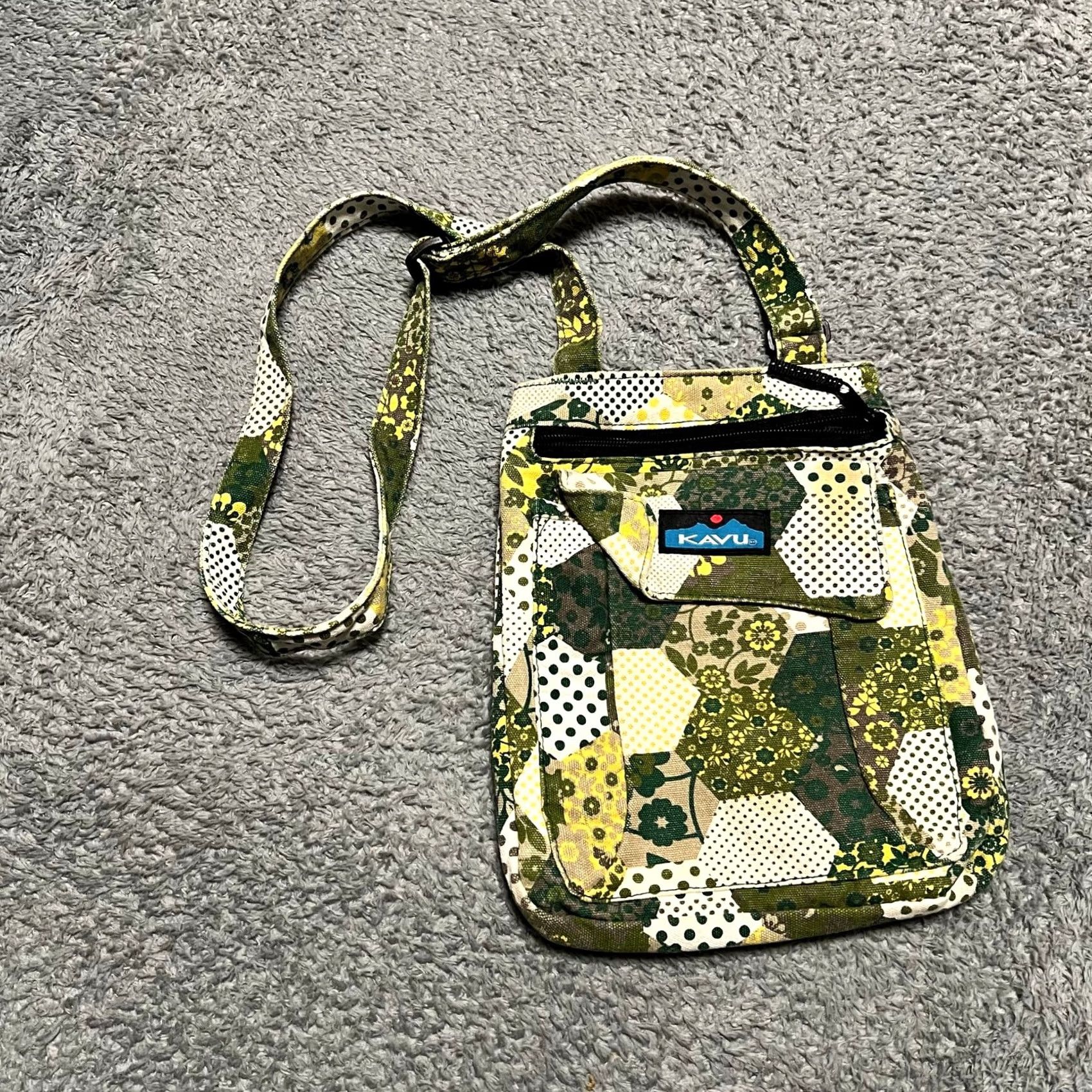 KAVU Kavu Mini Keeper Crossbody Bag Carolina Quilt Green White Patchwork Purse Womens Crossbody Bag Green Quilt Patchwork Kavu Mini Keeper Size ONE SIZE - 2 Thumbnail