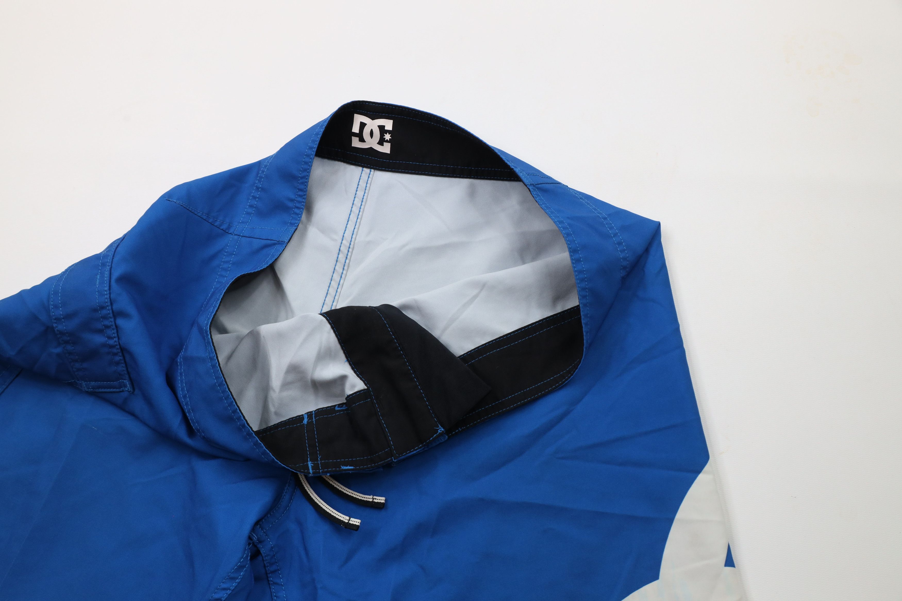 Vintage Vintage DC Shoes Big Logo Skateboarding Board Shorts Blue Size US 32 / EU 48 - 7 Thumbnail