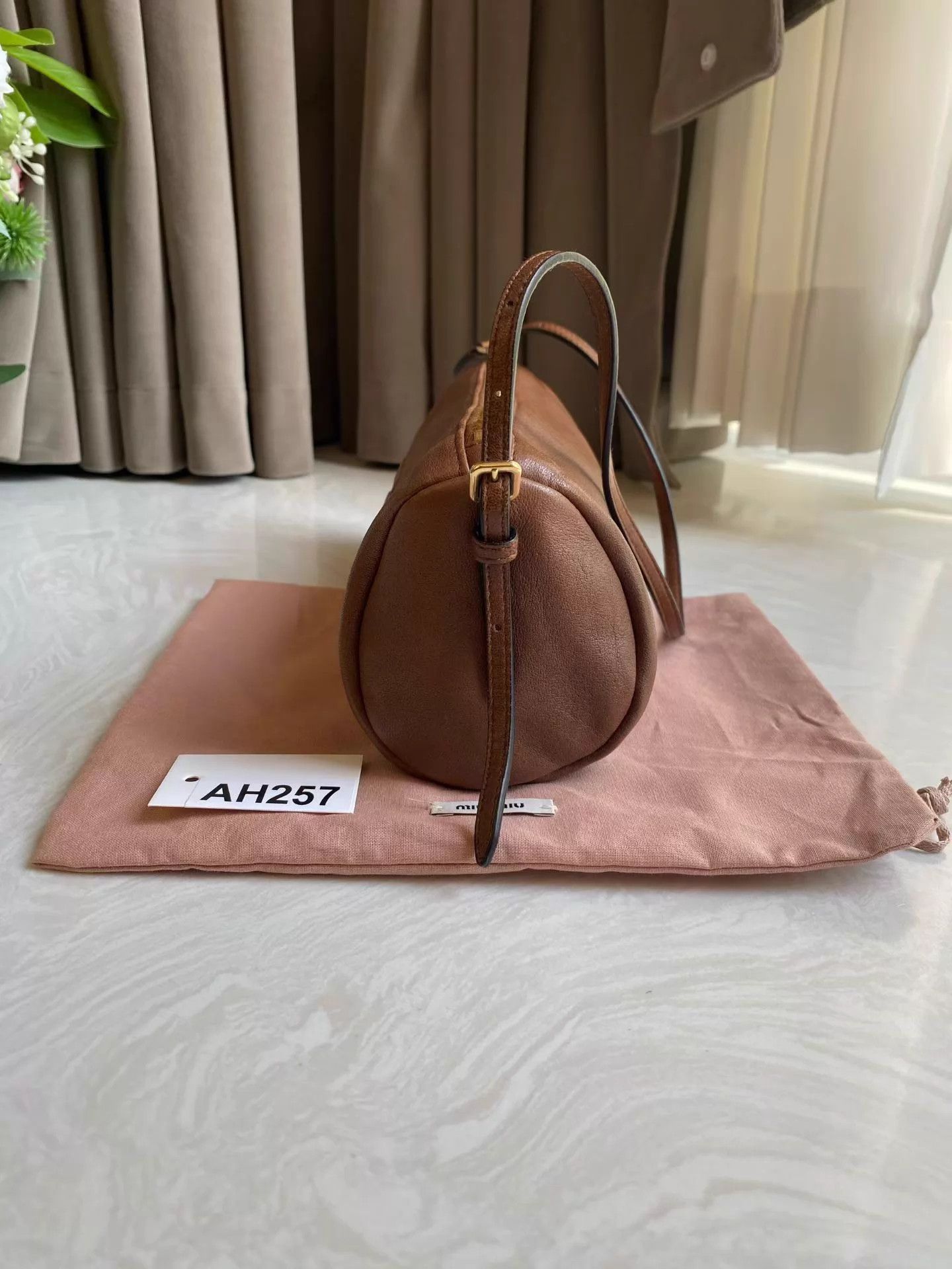 Miu Miu MIU MIU Caramel Cylindrical Underarm Bag 21x9x9 New AH257 Size ONE SIZE - 7 Thumbnail
