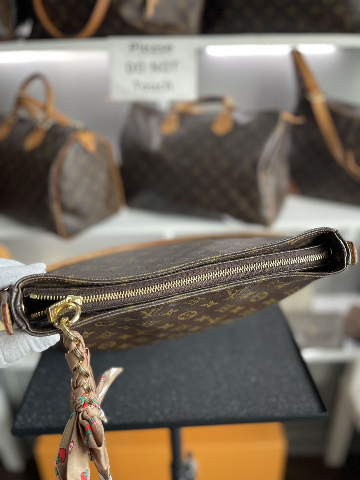 Louis Vuitton Louis Vuitton Looping Bag Size ONE SIZE - 5 Thumbnail