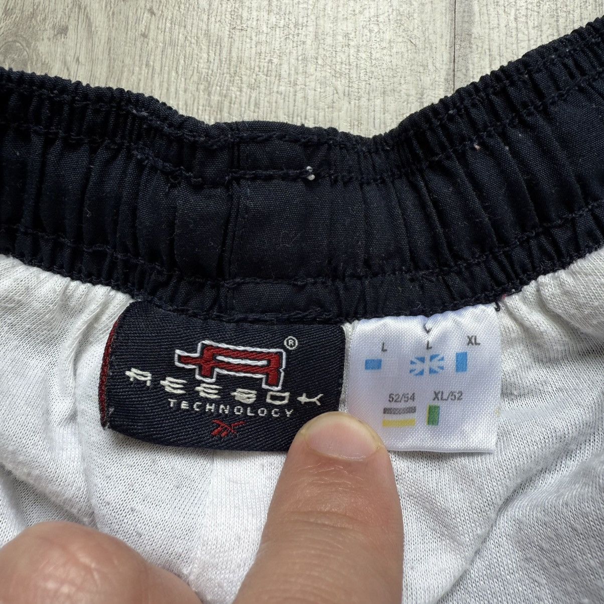 Reebok Vintag Reebok Long short Y2K loose fit Japanese logo Size US 34 / EU 50 - 8 Thumbnail
