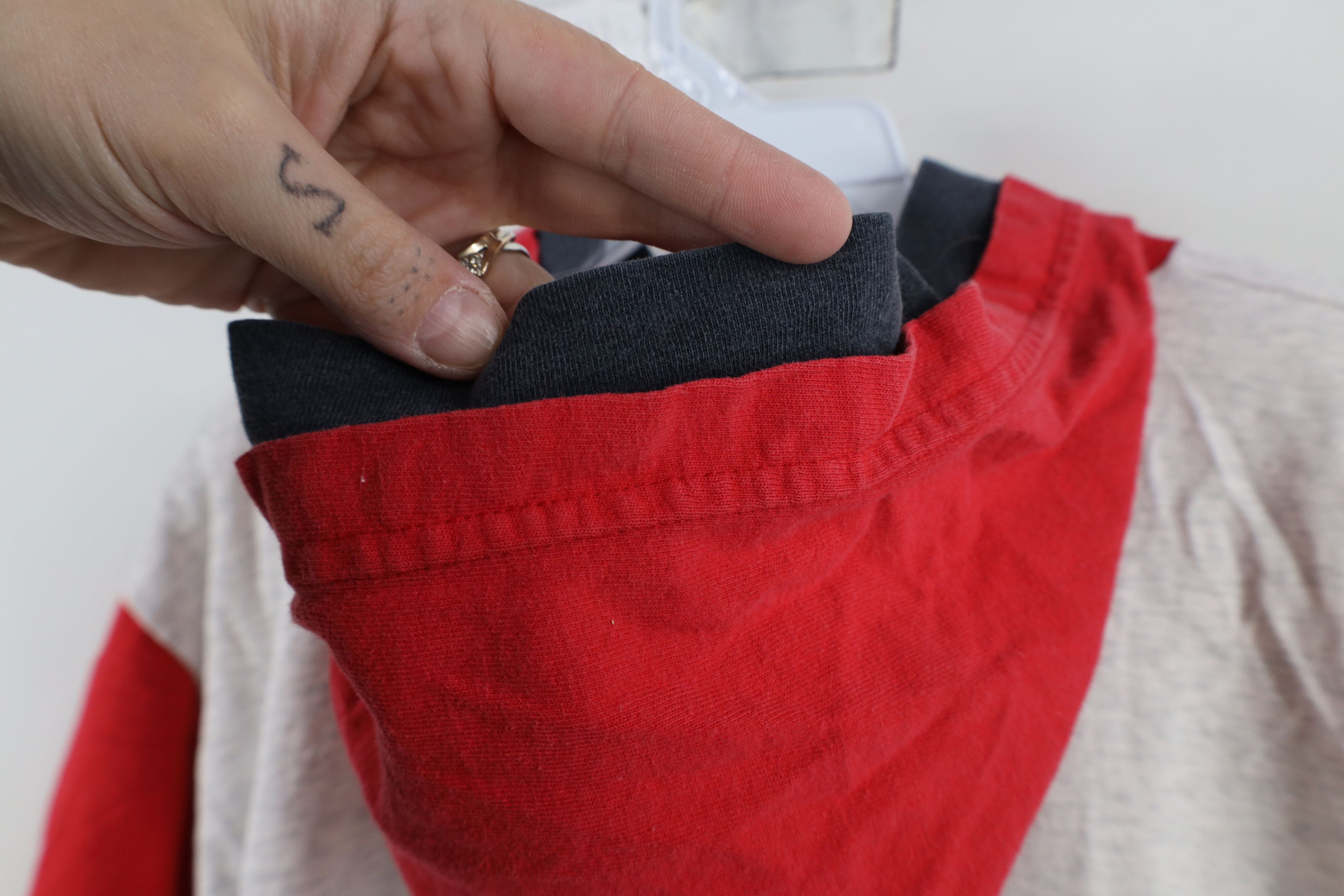 Vintage Vintage 90s Reds Baseball Short Sleeve Hooded T-Shirt USA Size US M / EU 48-50 / 2 - 13 Thumbnail