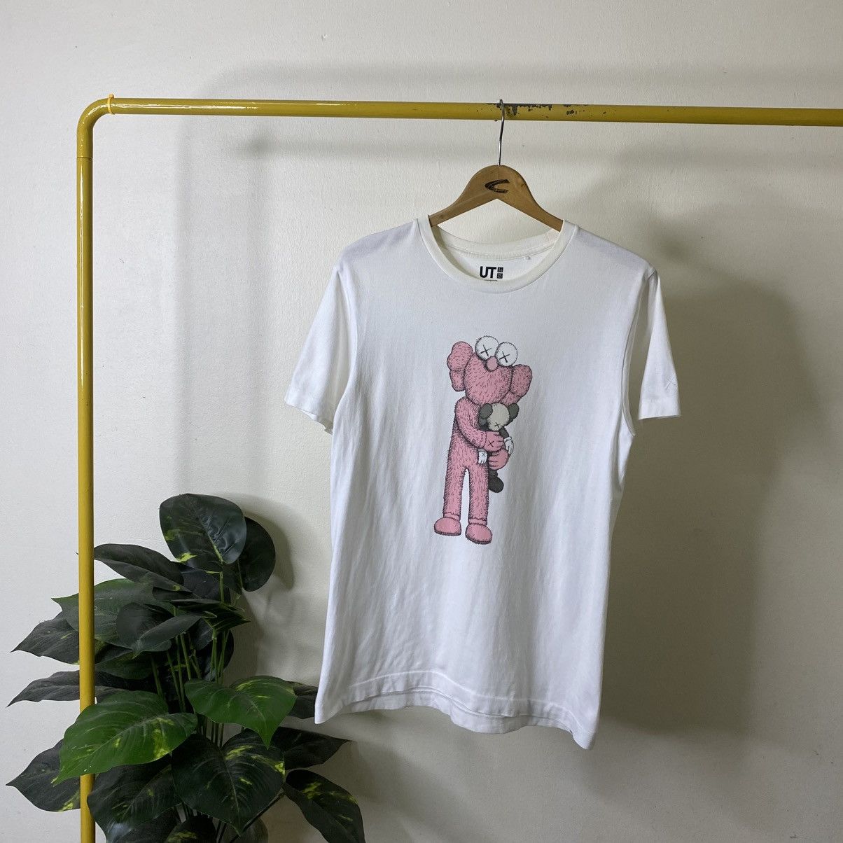 Kaws Kaws x Uniqlo Collaboration Streetwear Tshirt Size US S / EU 44-46 / 1 - 1 Thumbnail