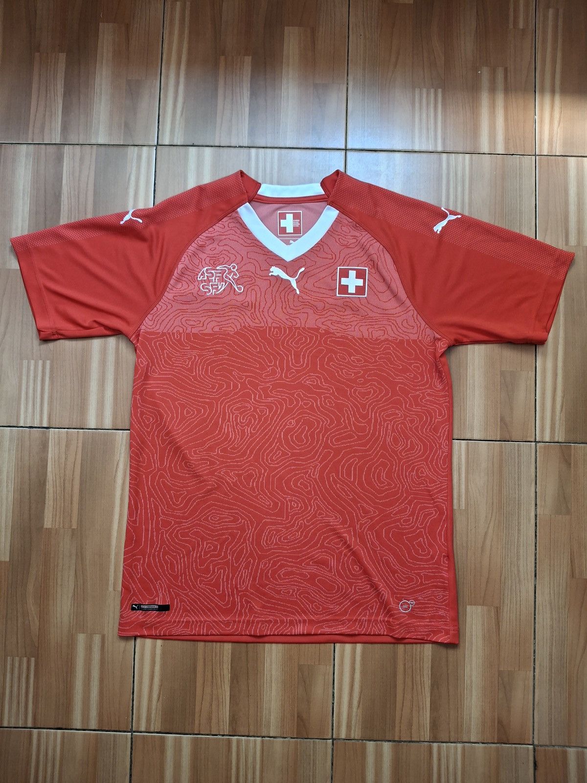 Puma SWITZERLAND PUMA WORLD CUP 2018 FOOTBALL HOME JERSEY SIZE M Size US M / EU 48-50 / 2 - 2 Thumbnail